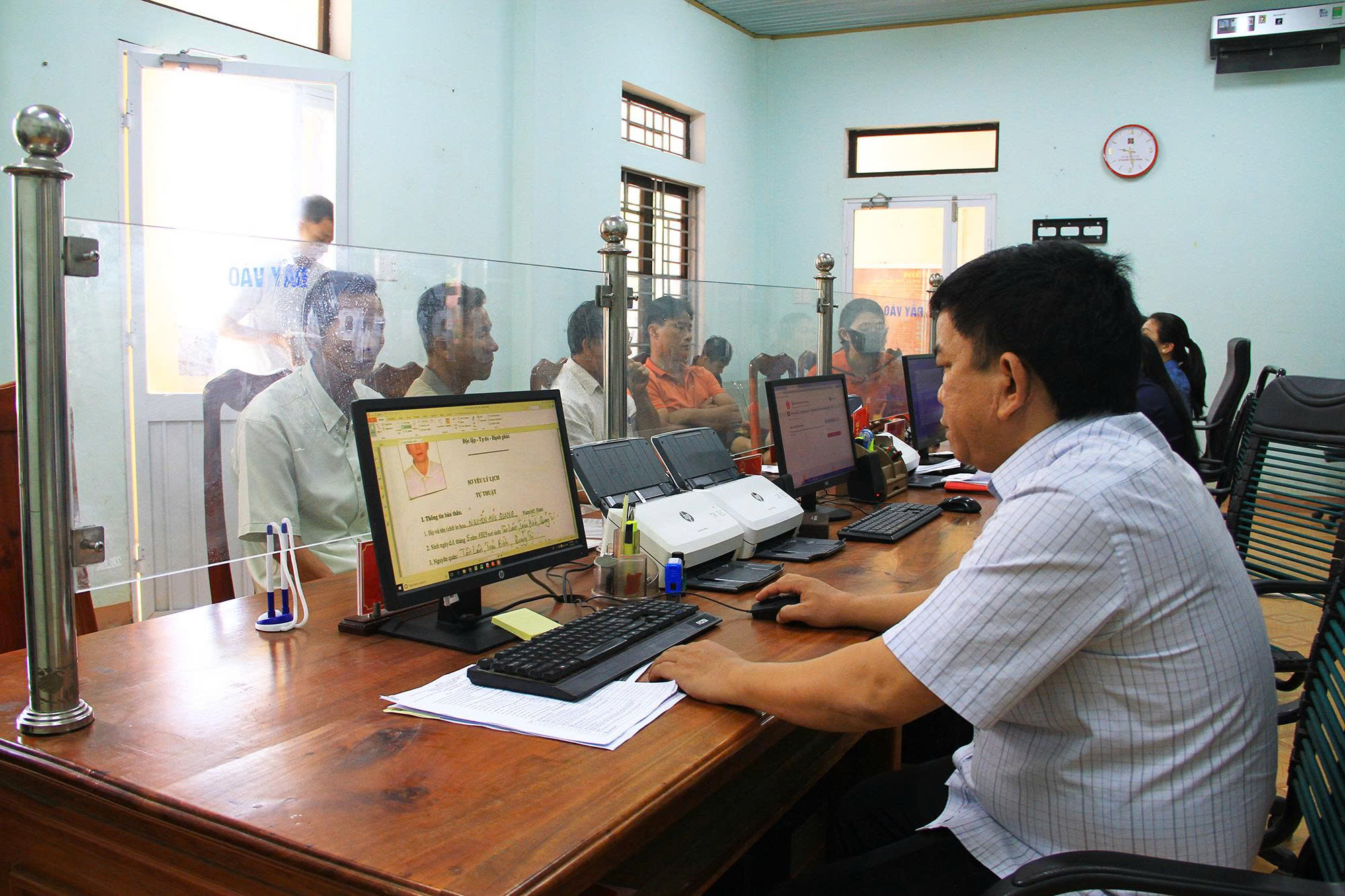 Ghi nhận không khí làm việc tại các xã mới: Tập trung phục vụ Nhân dân tốt nhất
