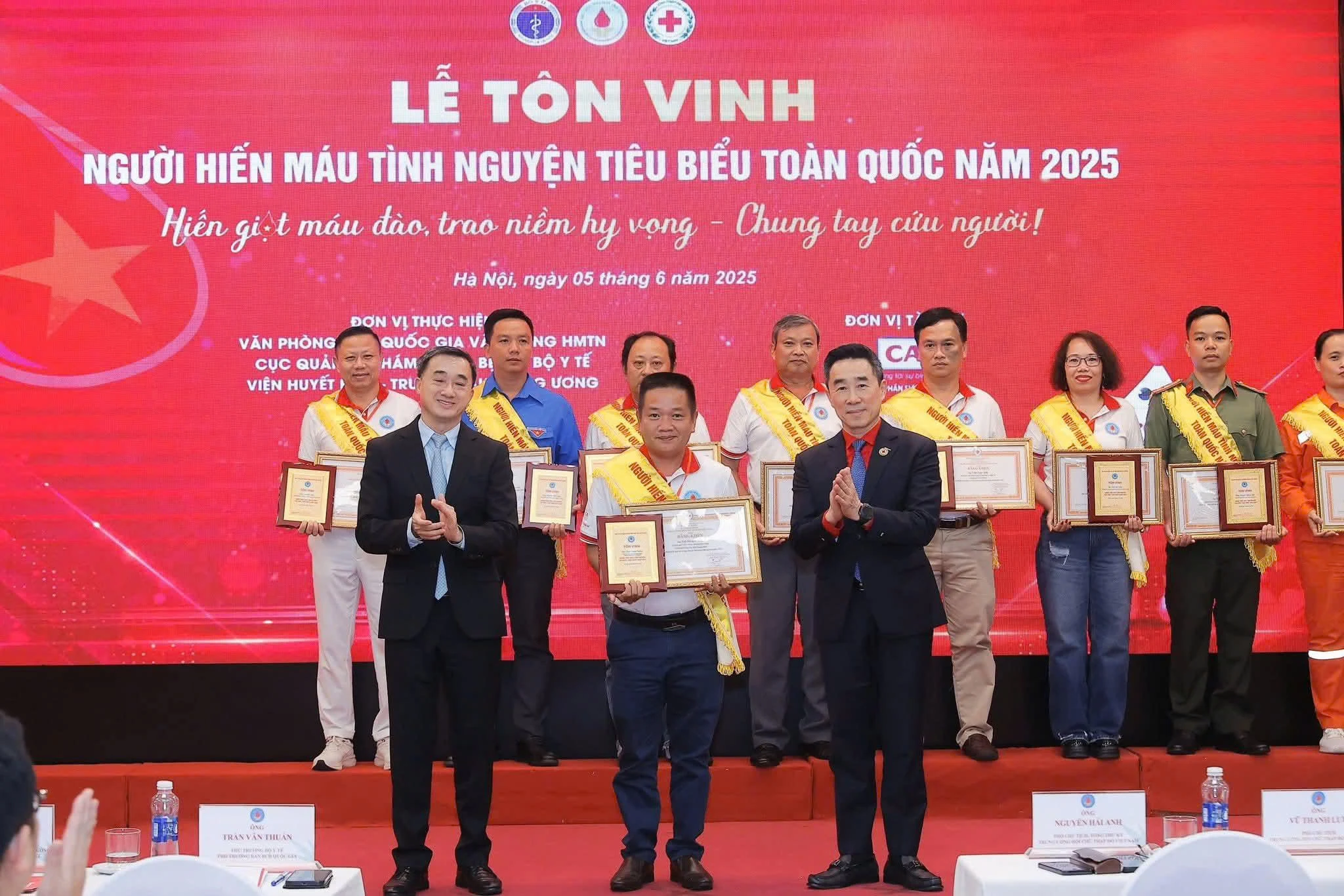 “Người thắp lửa” hiến máu tình nguyện