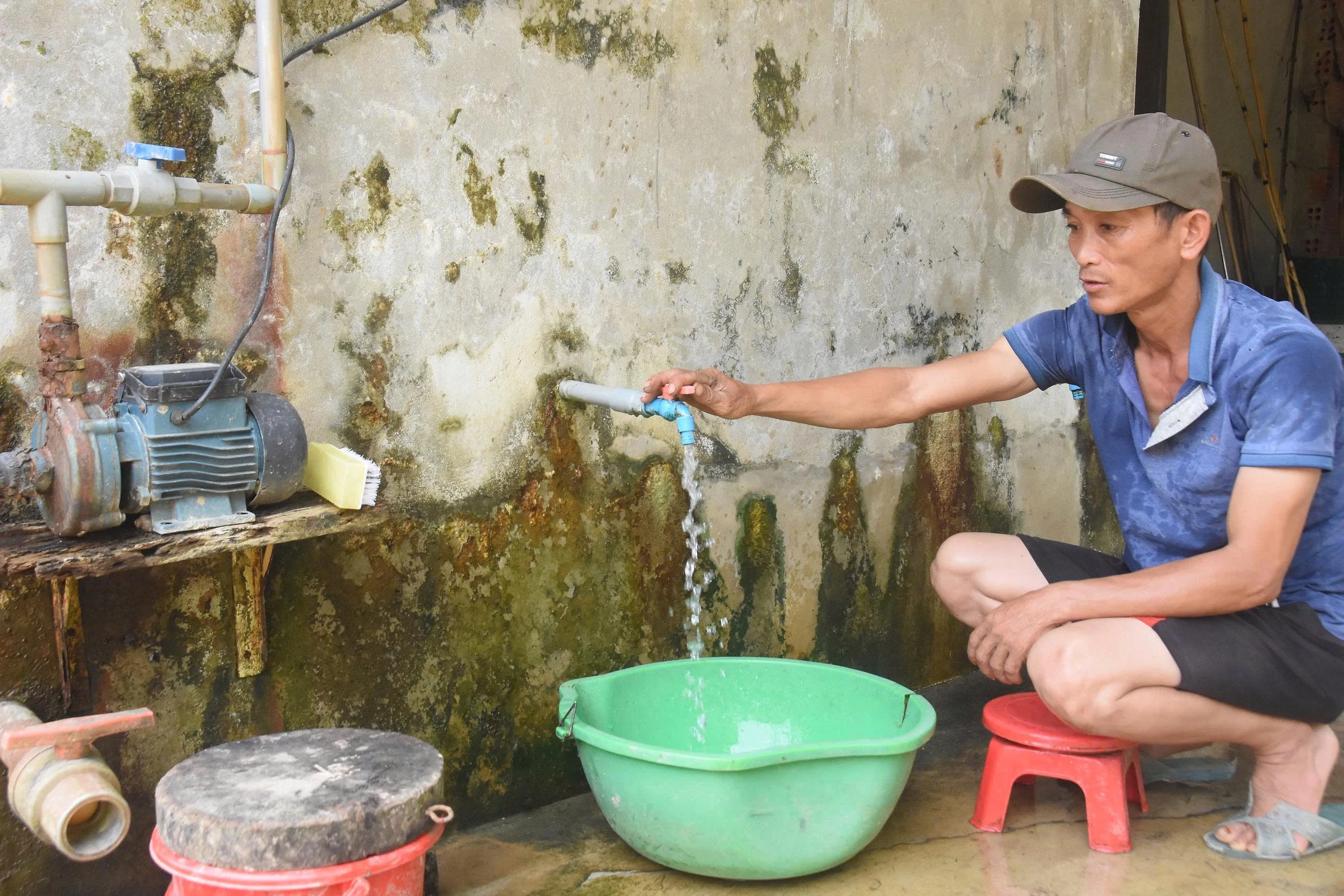 Nhiều làng quê mỏi mòn chờ nước sạch