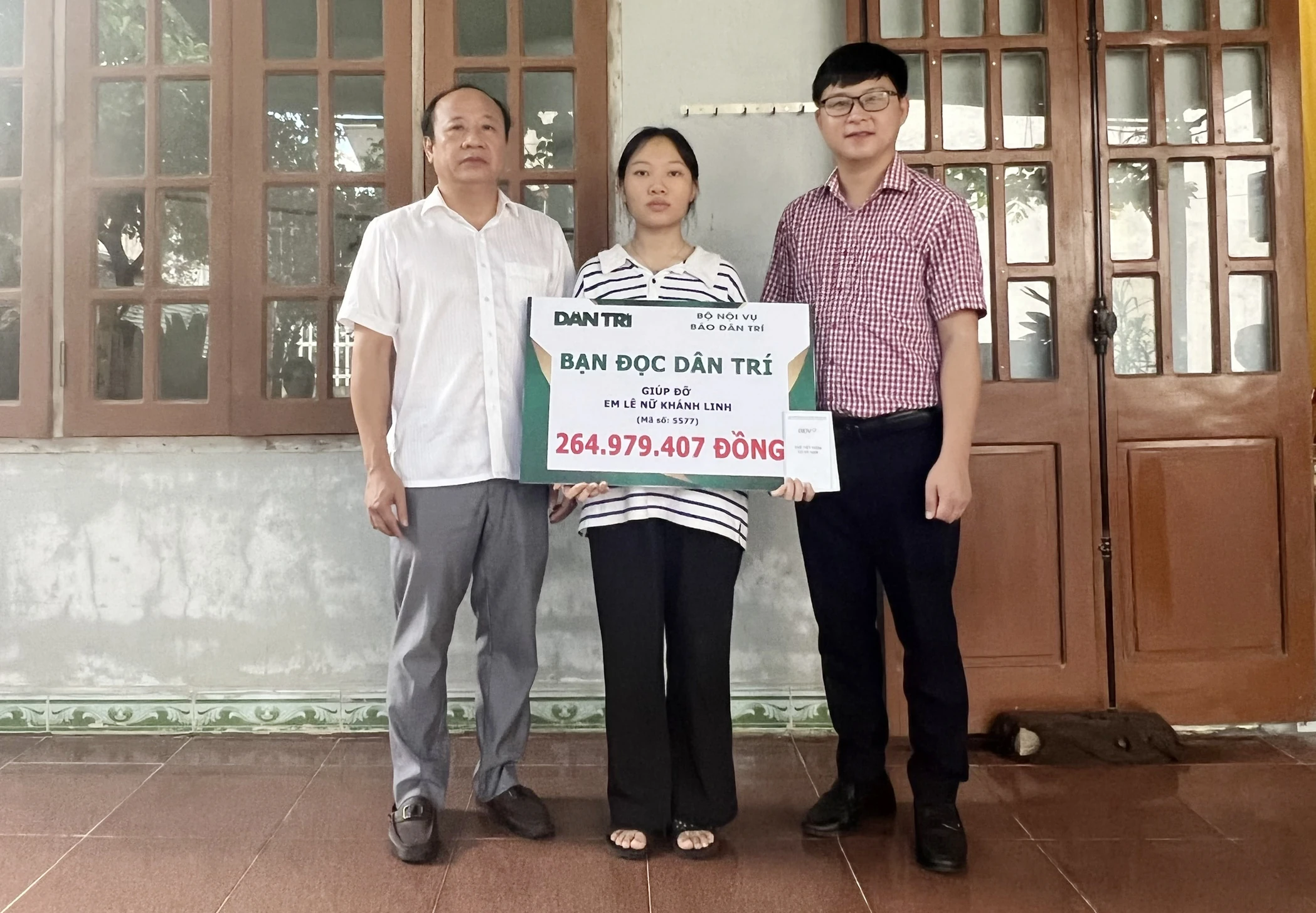Trao gần 265 triệu đồng cho nữ sinh mồ côi