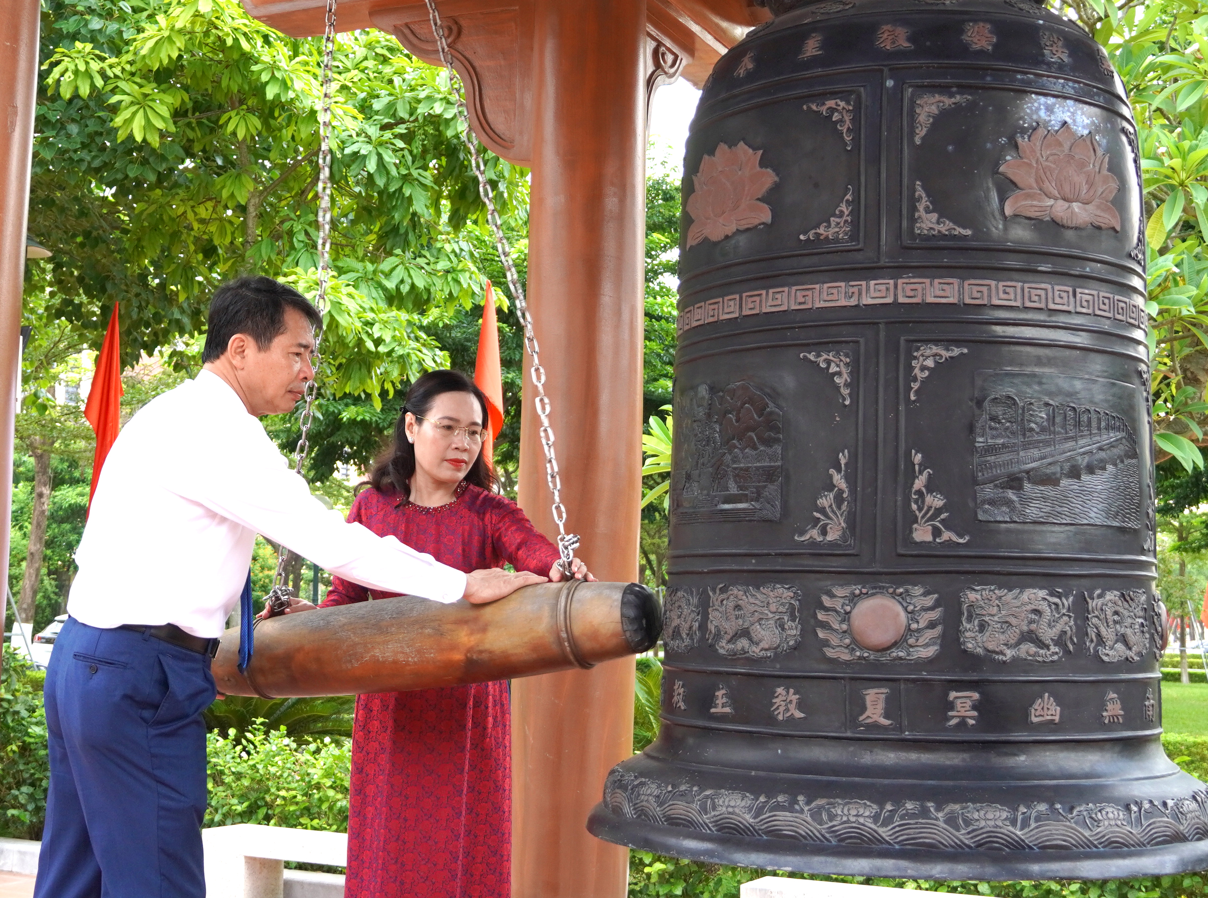Lãnh đạo phường Đồng Hới dâng hoa tại Đền thờ Bác Hồ và các Anh hùng liệt sỹ