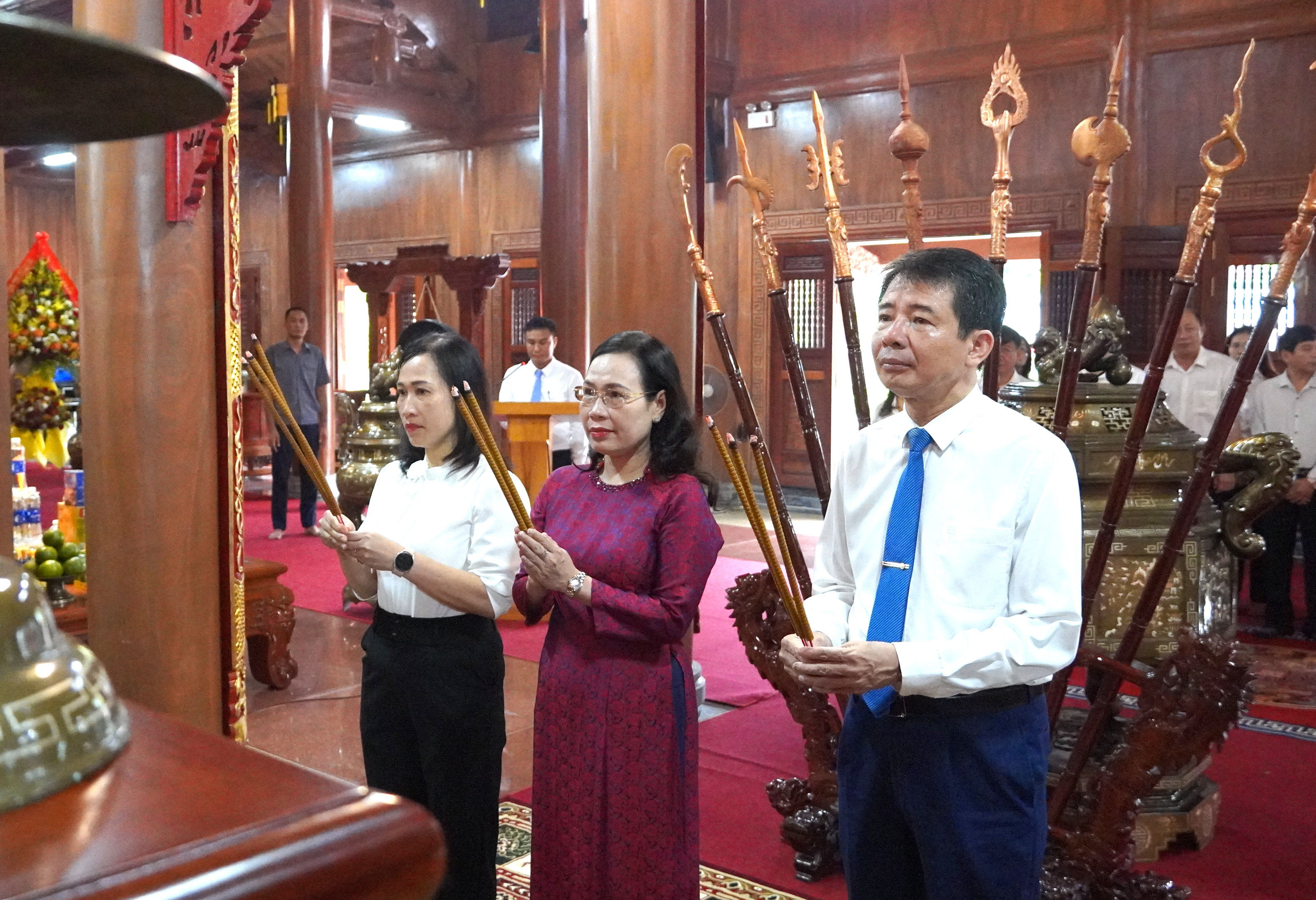 Lãnh đạo phường Đồng Hới dâng hoa tại Đền thờ Bác Hồ và các Anh hùng liệt sỹ