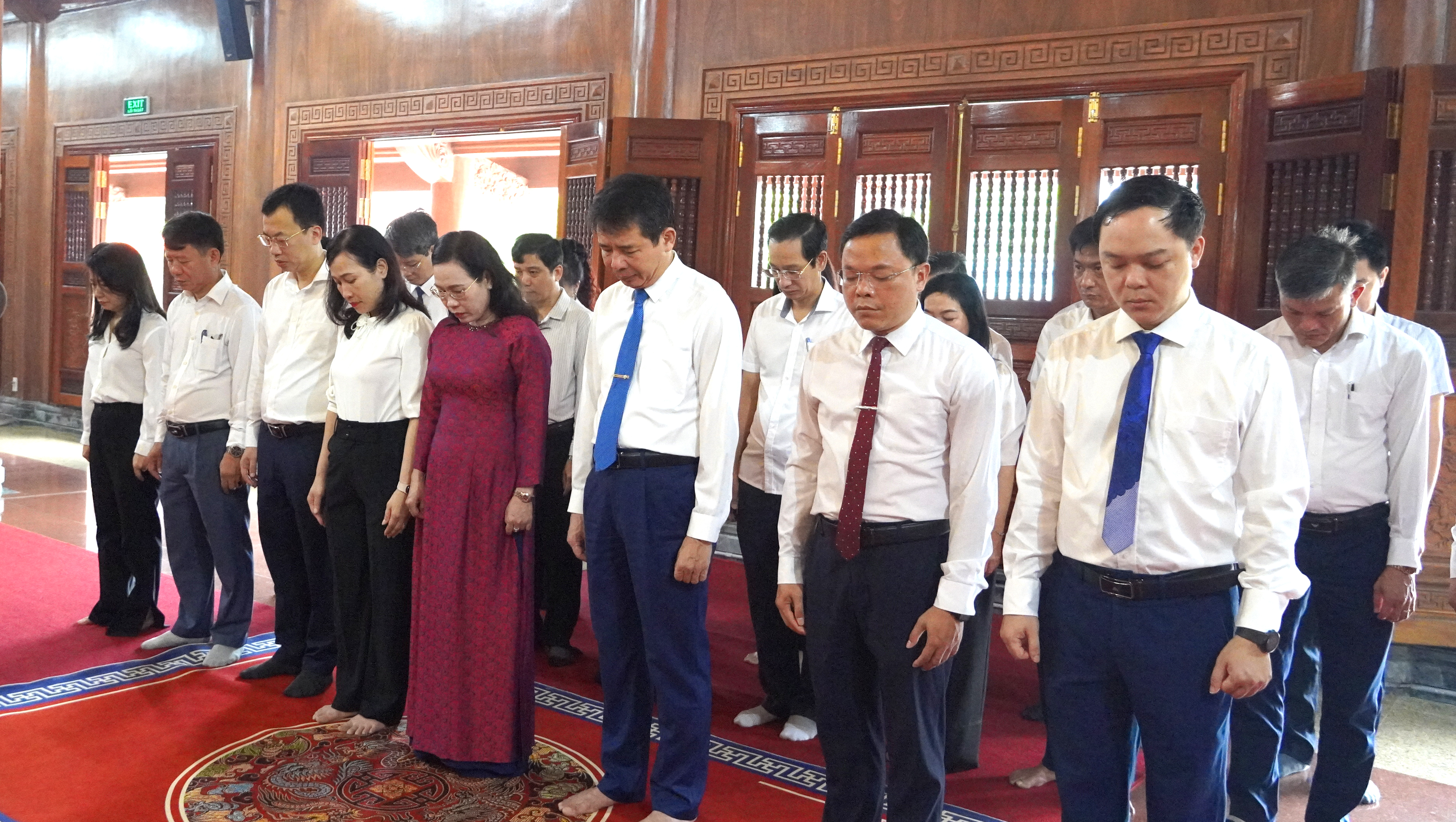 Lãnh đạo phường Đồng Hới dâng hoa tại Đền thờ Bác Hồ và các Anh hùng liệt sỹ