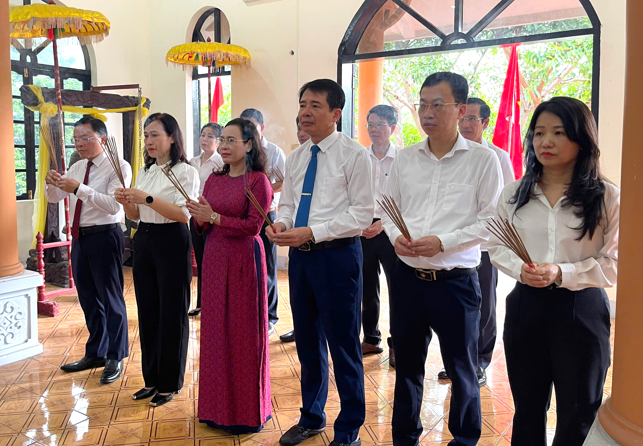 Lãnh đạo phường Đồng Hới dâng hoa tại Đền thờ Bác Hồ và các Anh hùng liệt sỹ