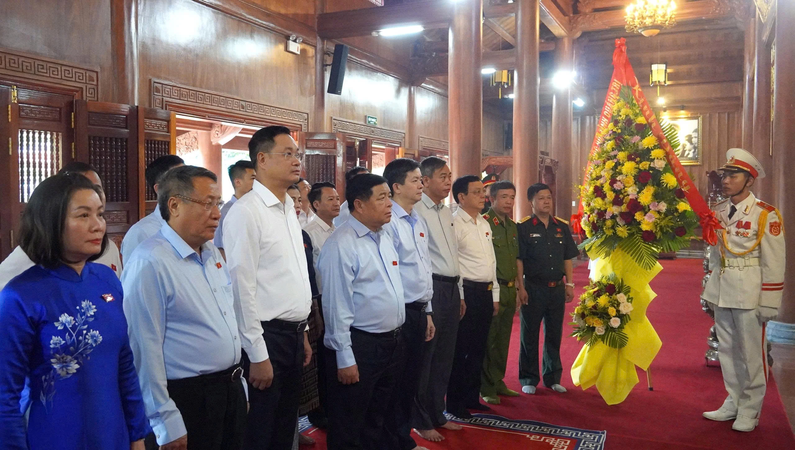 Phó Thủ tướng Chính phủ Nguyễn Chí Dũng viếng Đền thờ Bác Hồ và các Anh hùng liệt sĩ