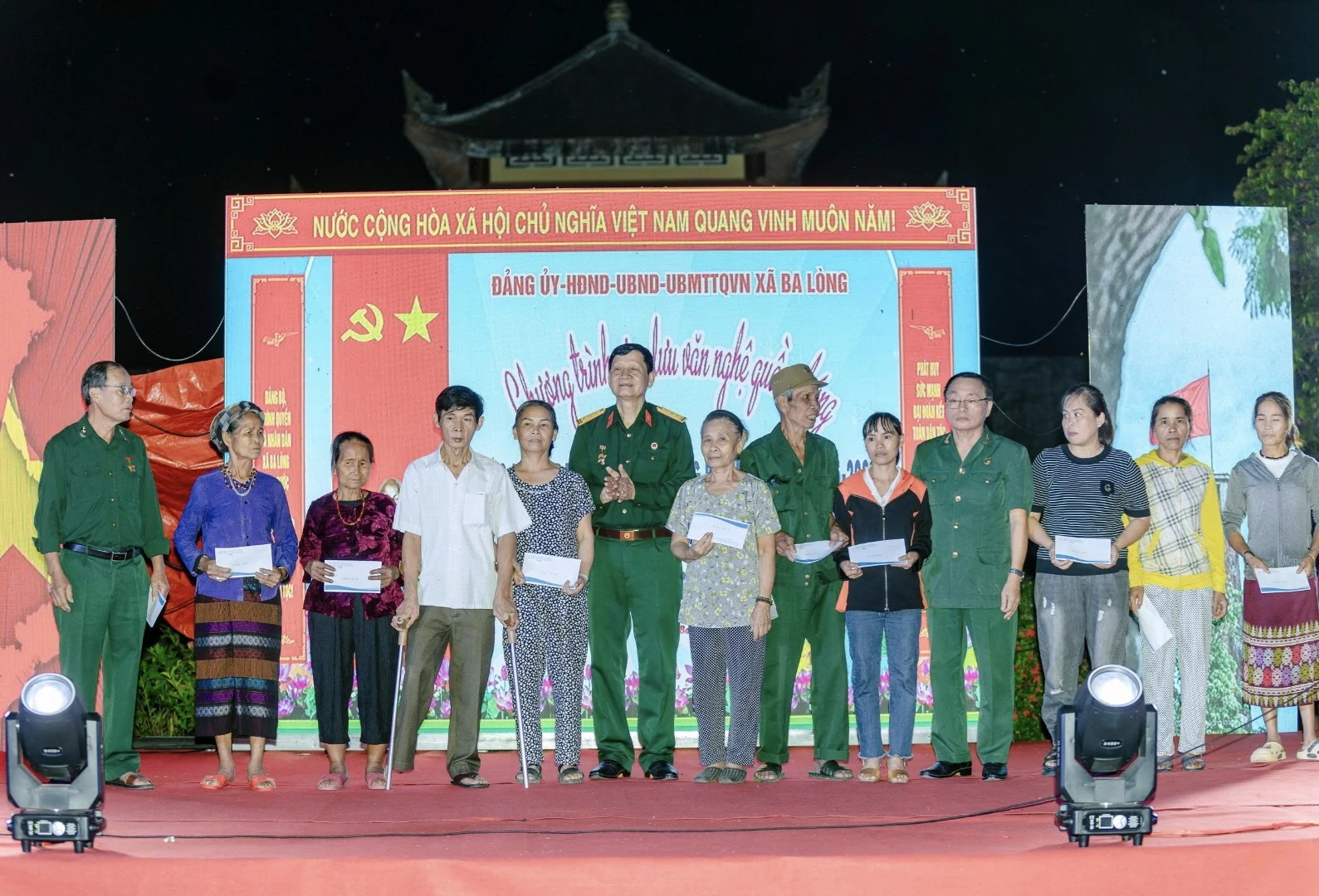 Xã Ba Lòng: Giao lưu văn nghệ quần chúng và tặng quà cho gia đình chính sách, học sinh có hoàn cảnh khó khăn