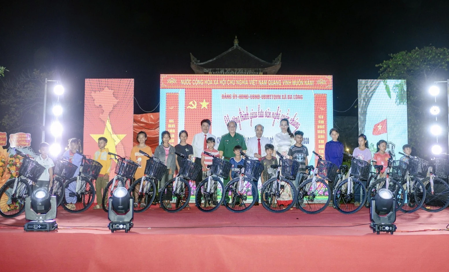Xã Ba Lòng: Giao lưu văn nghệ quần chúng và tặng quà cho gia đình chính sách, học sinh có hoàn cảnh khó khăn