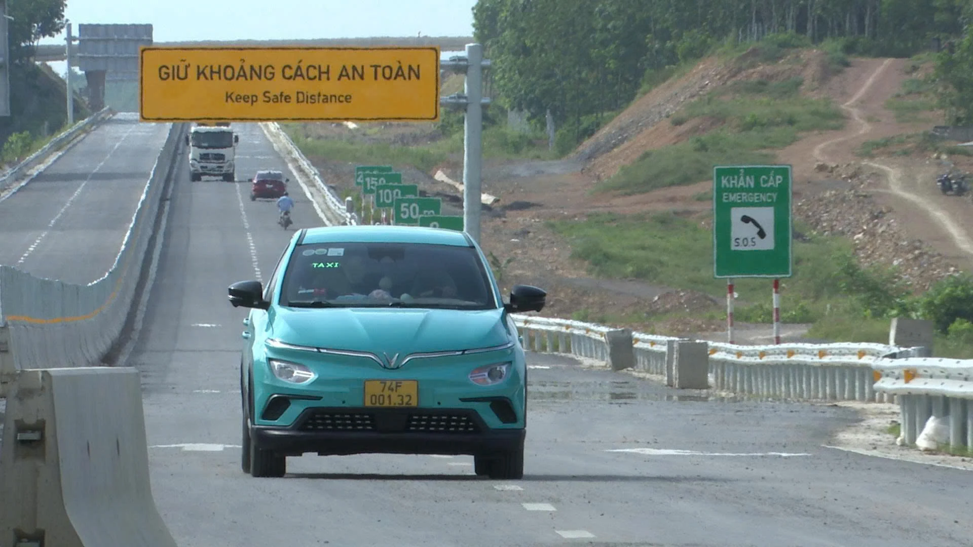 Cao tốc Vạn Ninh - Cam Lộ đang thi công, nhiều phương tiện vẫn tự ý lưu thông