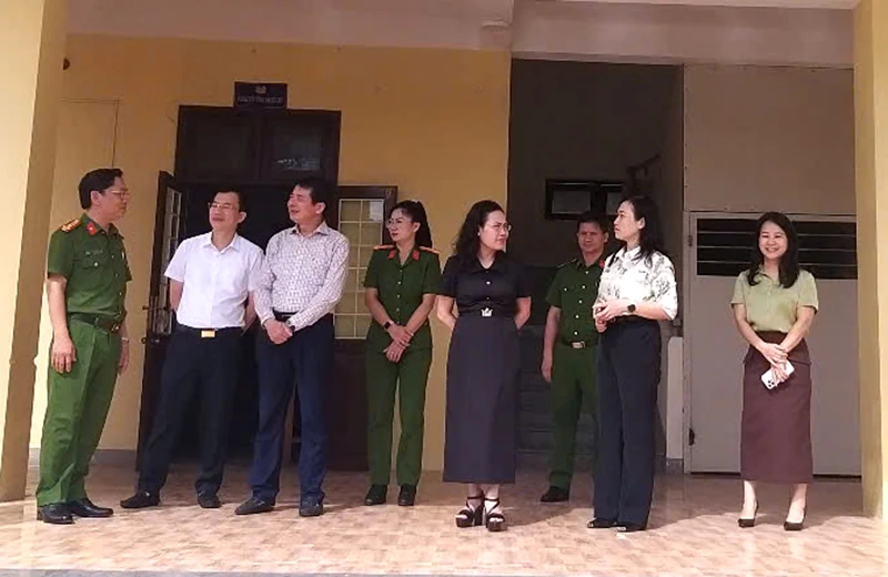 Phường Đồng Hới: Thăm, động viên cán bộ, chiến sĩ Công an phường sau sáp nhập