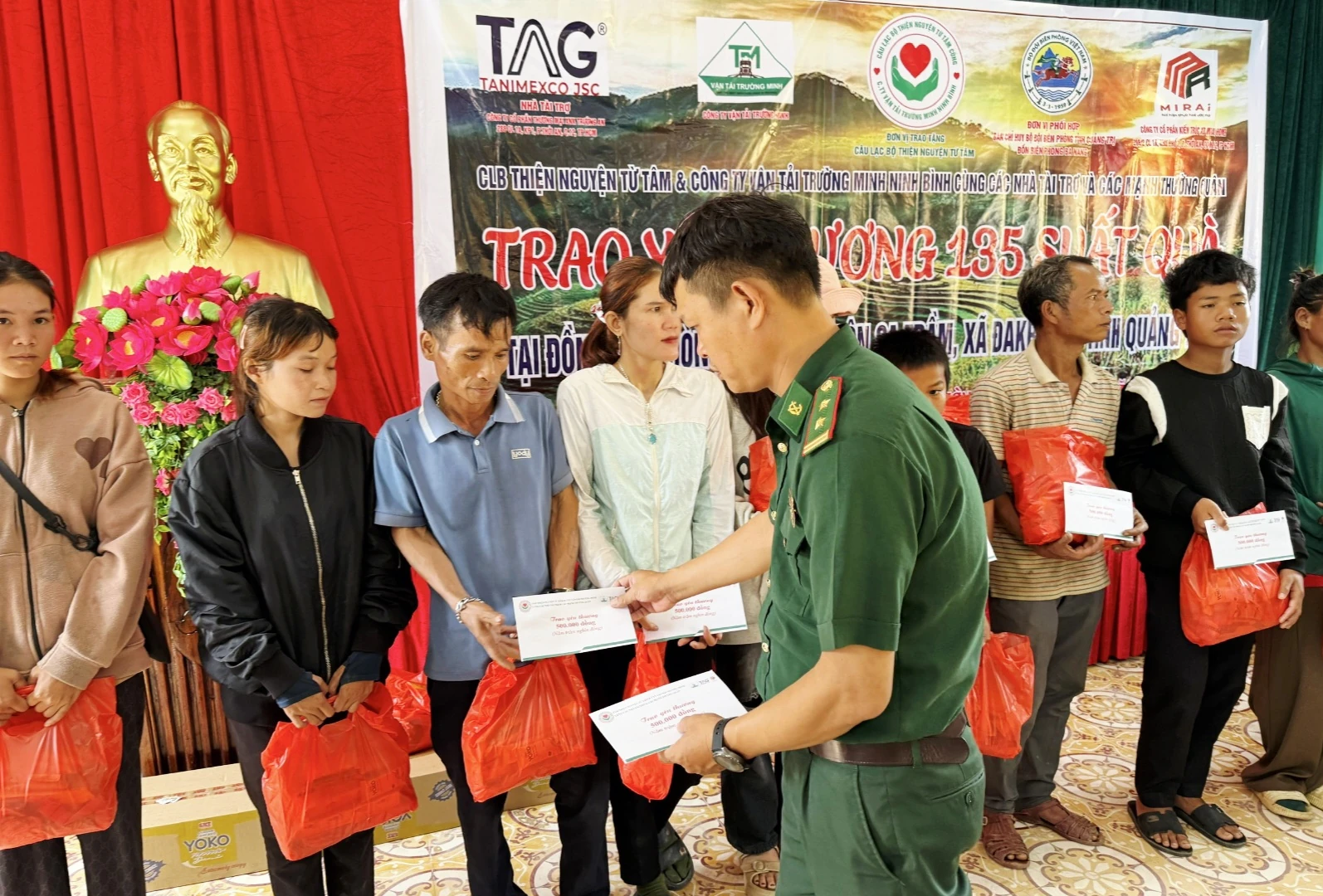 Trao tặng 135 suất quà cho người dân nghèo thôn Sa Trầm