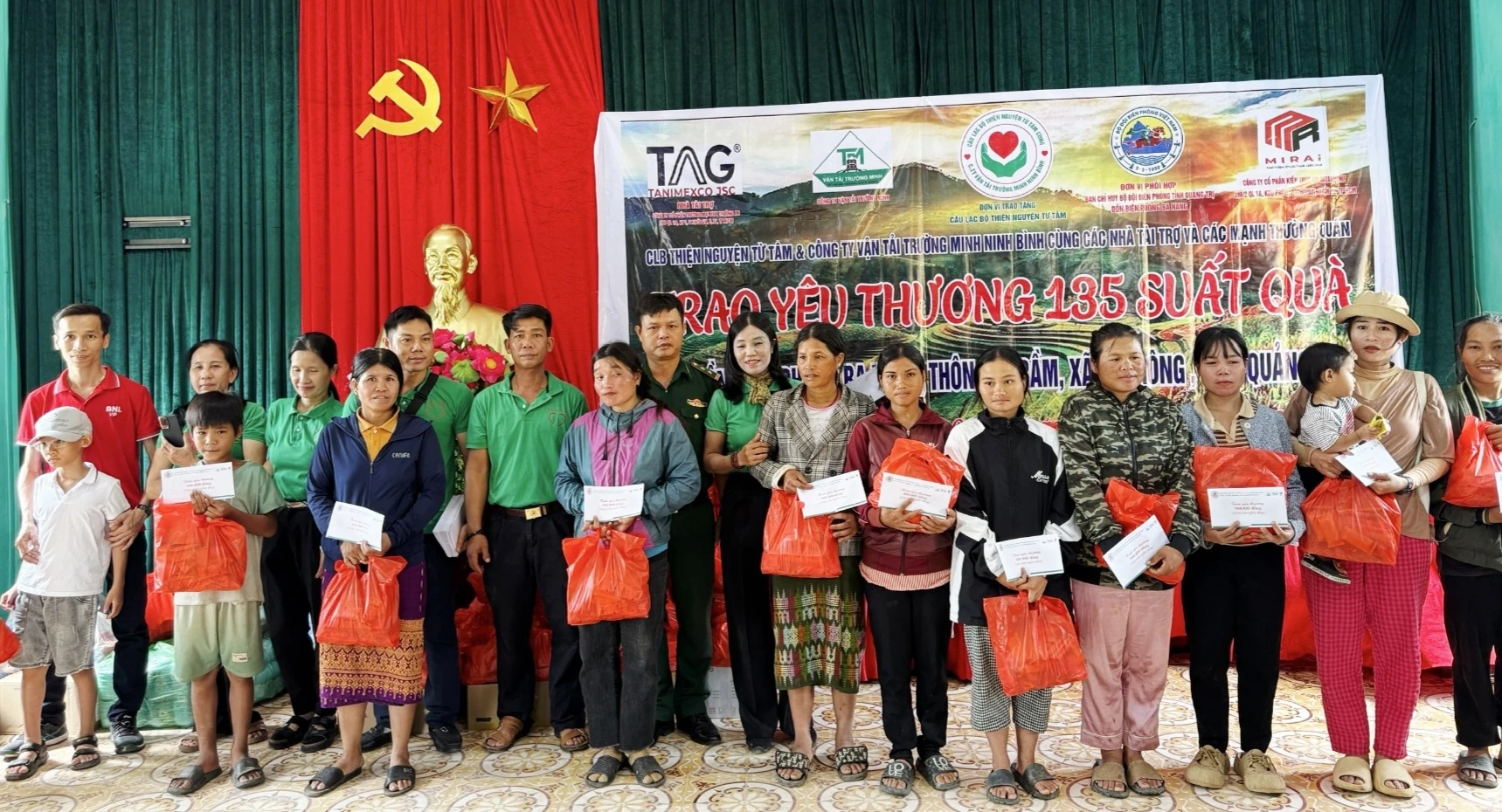 Trao tặng 135 suất quà cho người dân nghèo thôn Sa Trầm