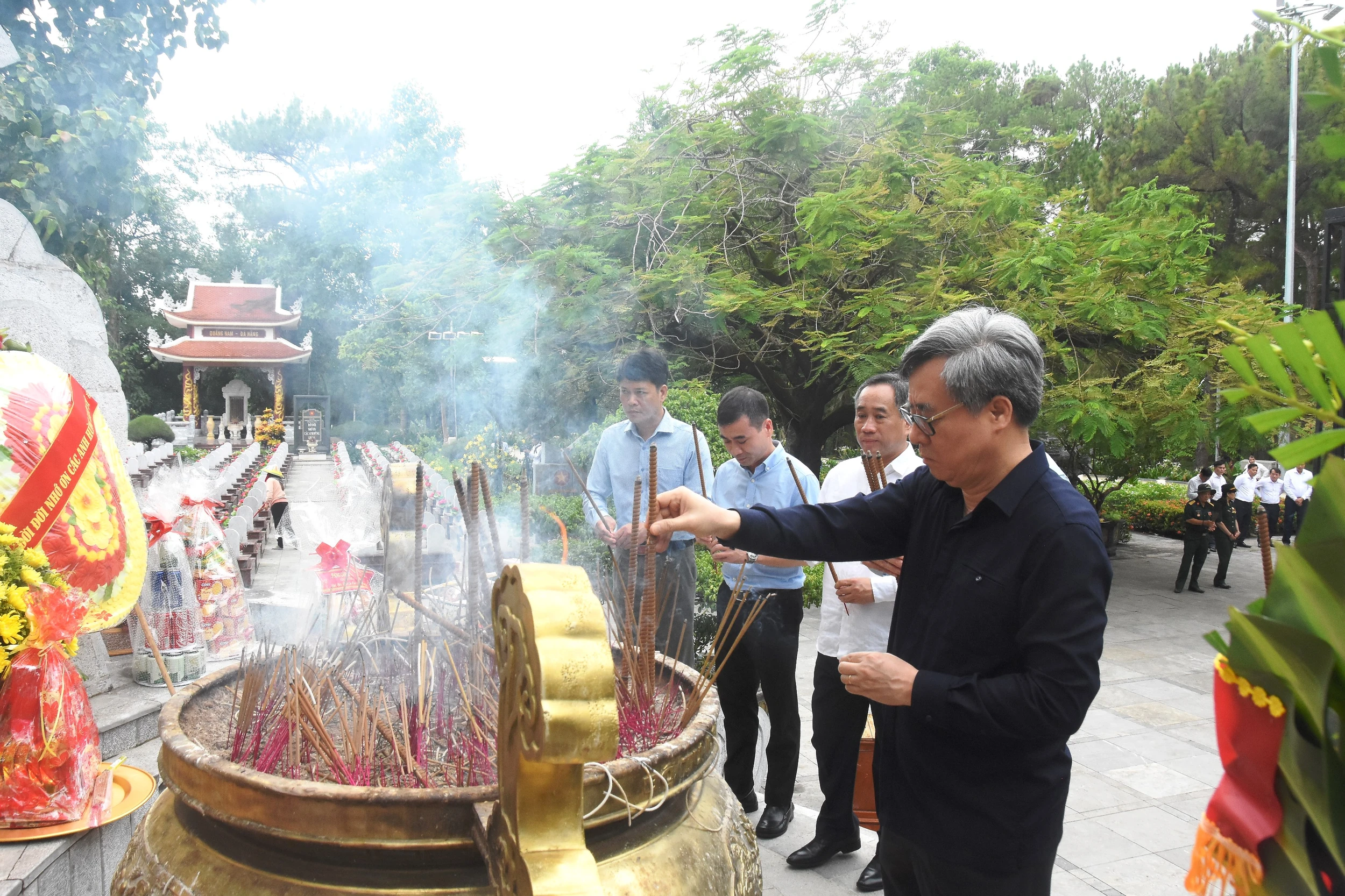 Đoàn công tác Ban Tổ chức Trung ương dâng hoa, dâng hương tri ân các anh hùng liệt sĩ