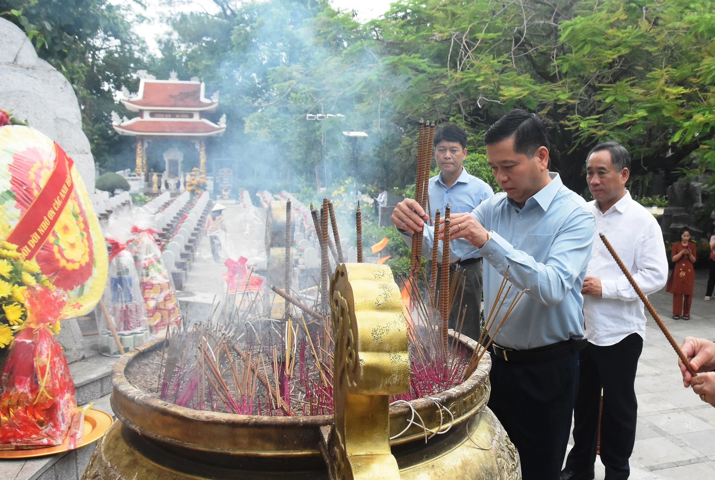Đoàn công tác Ban Tổ chức Trung ương dâng hoa, dâng hương tri ân các anh hùng liệt sĩ