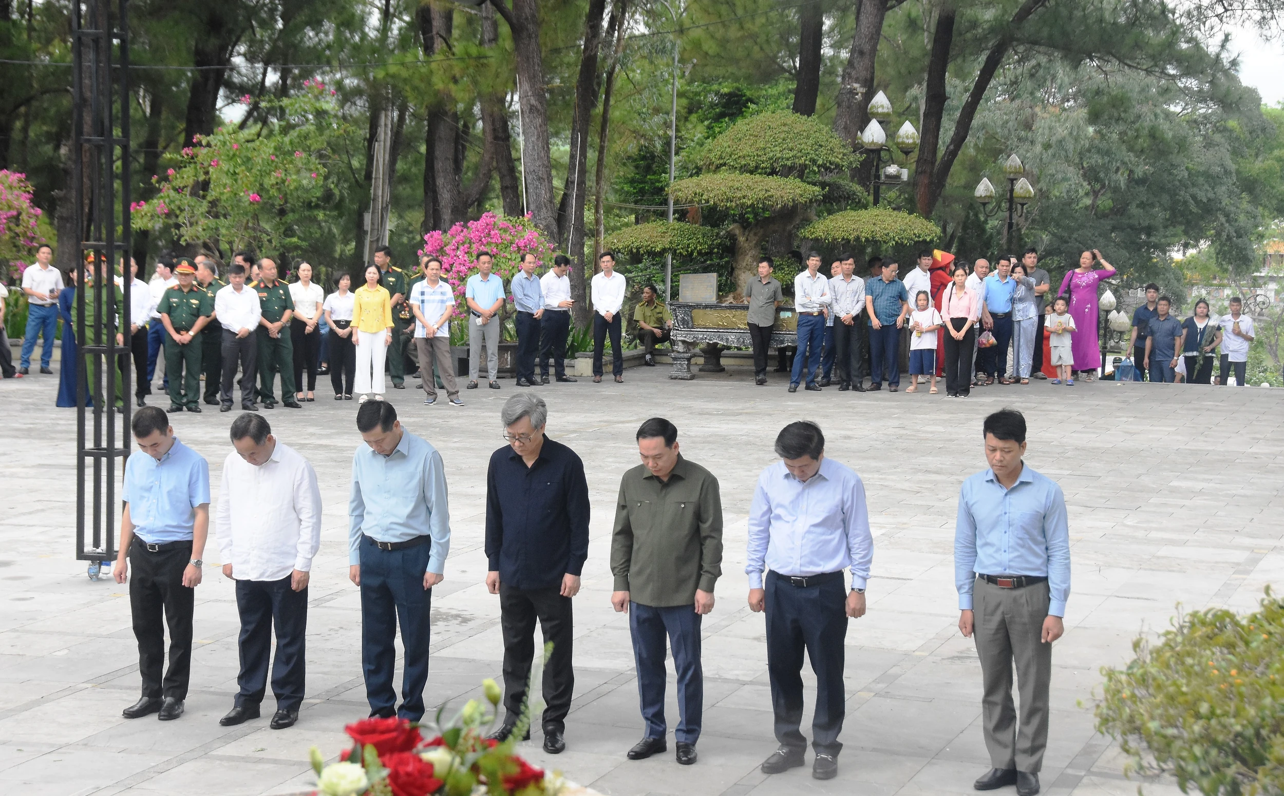 Đoàn công tác Ban Tổ chức Trung ương dâng hoa, dâng hương tri ân các anh hùng liệt sĩ