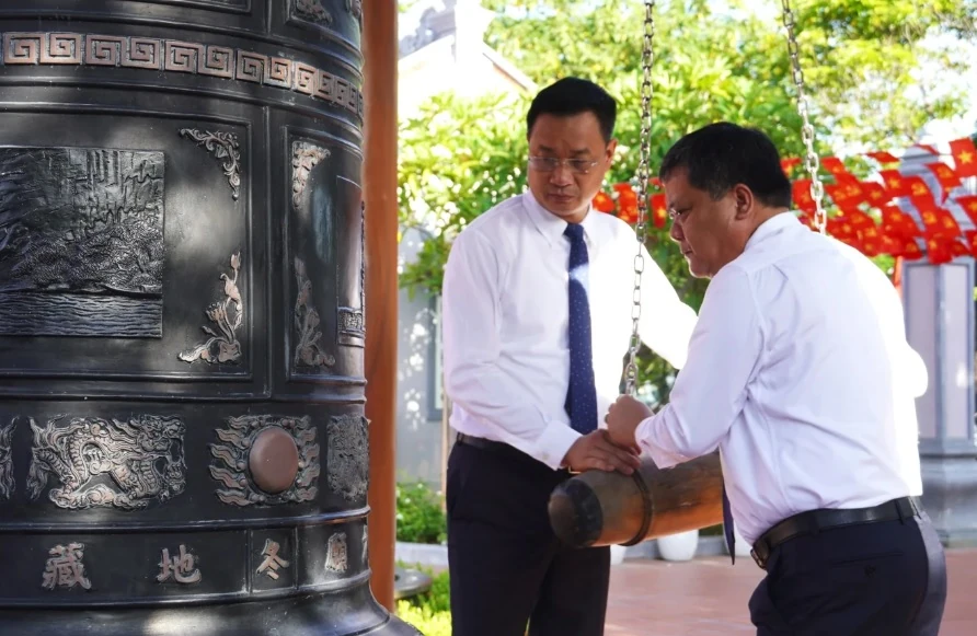 Quang Tri leaders pay tribute to President Ho Chi Minh and martyrs