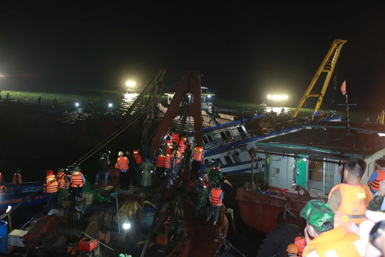 Trục vớt thành công tàu du lịch bị lật trên Vịnh Hạ Long