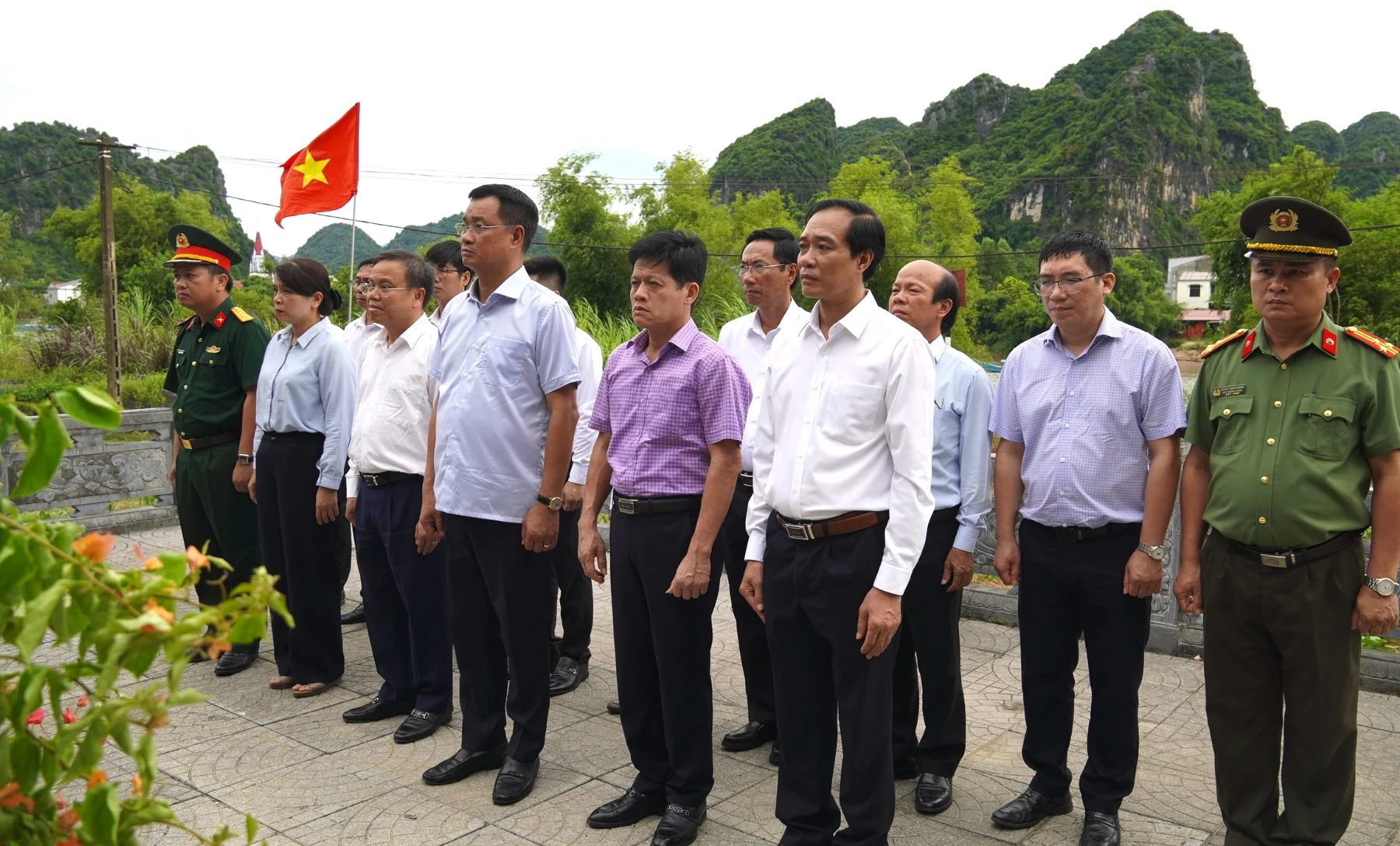 Lãnh đạo tỉnh dâng hương viếng các anh hùng liệt sĩ