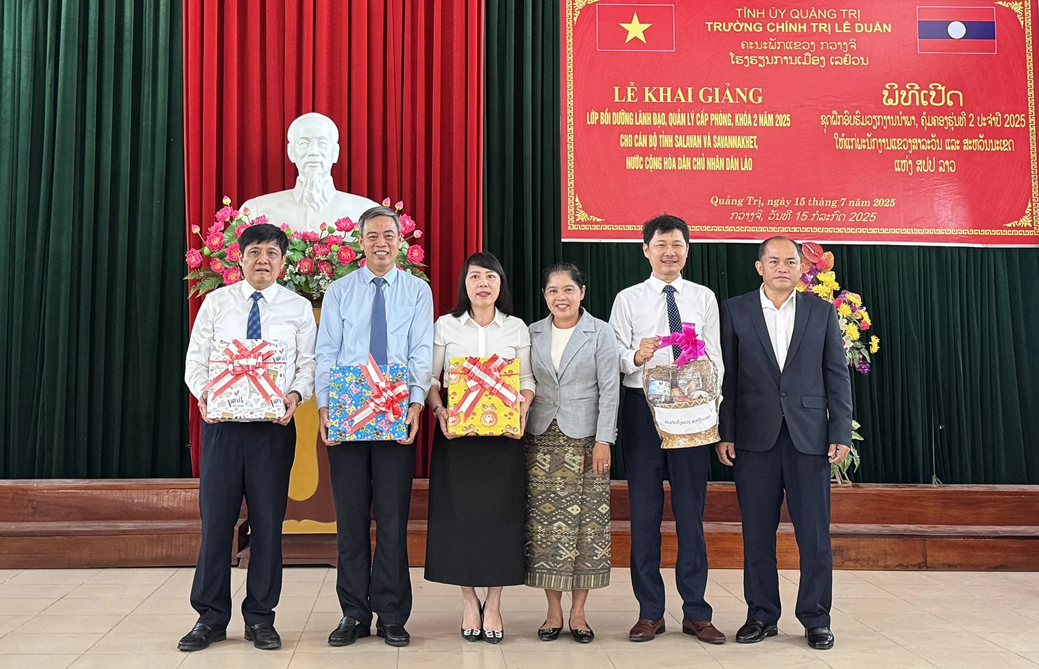 Khai giảng lớp bồi dưỡng lãnh đạo, quản lý cấp phòng cho cán bộ tỉnh Salavan và Savannakhet (Lào)