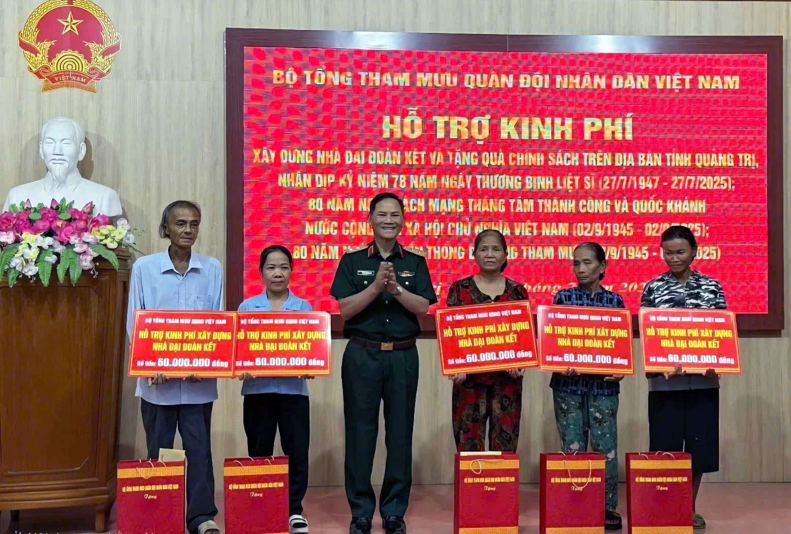Thăm, tặng quà gia đình chính sách hoàn cảnh khó khăn