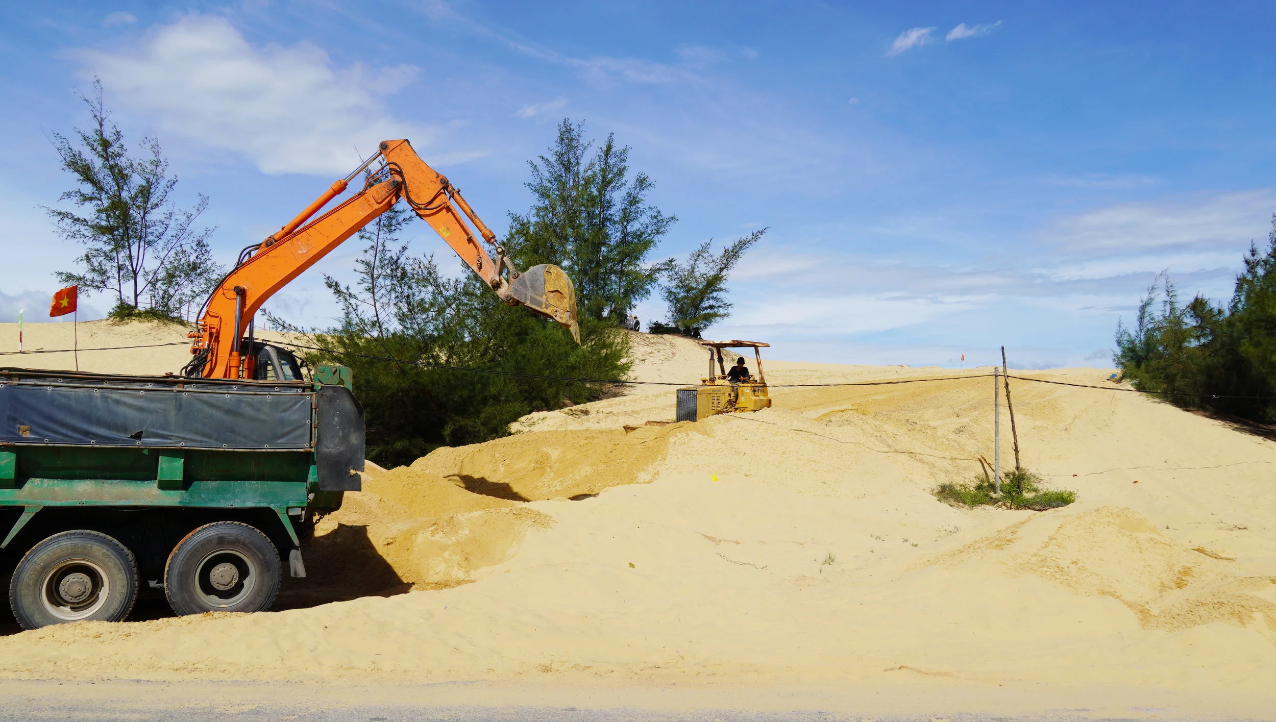 Việc dựng cọc tre, giăng dây tại đồi cát Nam Trạch của Công ty TNHH Gosimco Management Capital: Có hay không tình trạng “ngăn sông, cấm chợ”?