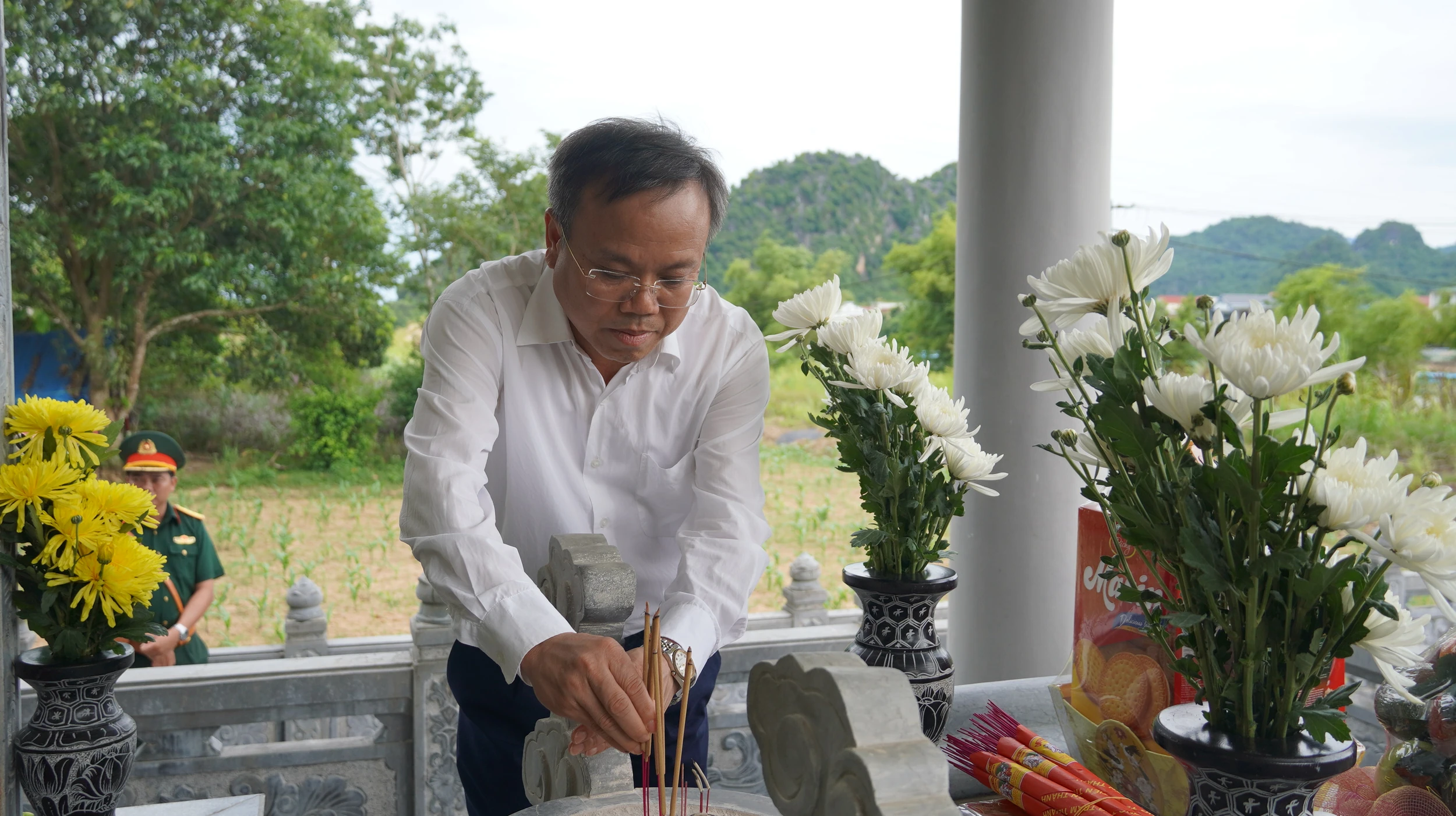 Lãnh đạo tỉnh dâng hương viếng các anh hùng liệt sĩ