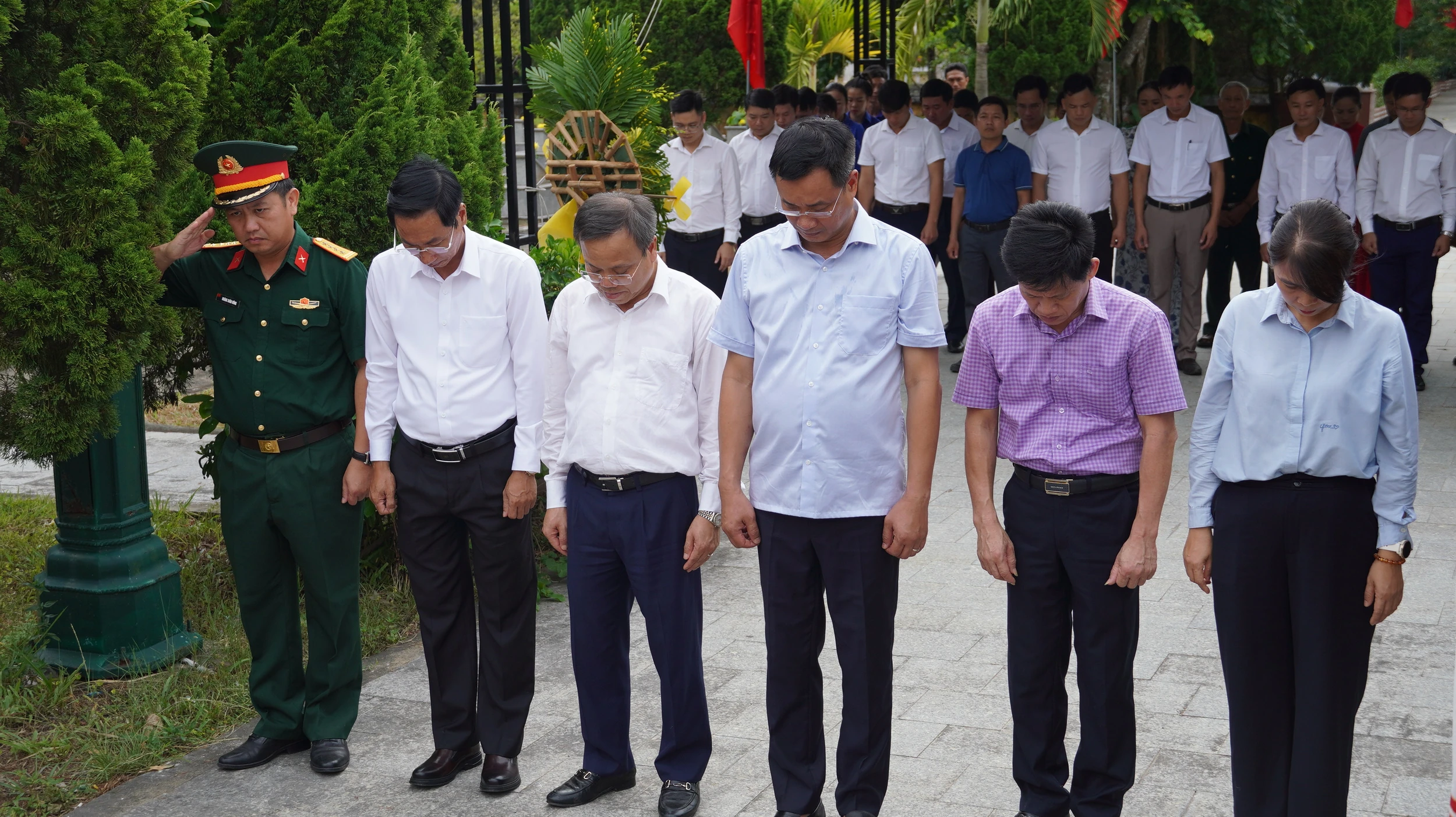 Lãnh đạo tỉnh dâng hương viếng các anh hùng liệt sĩ