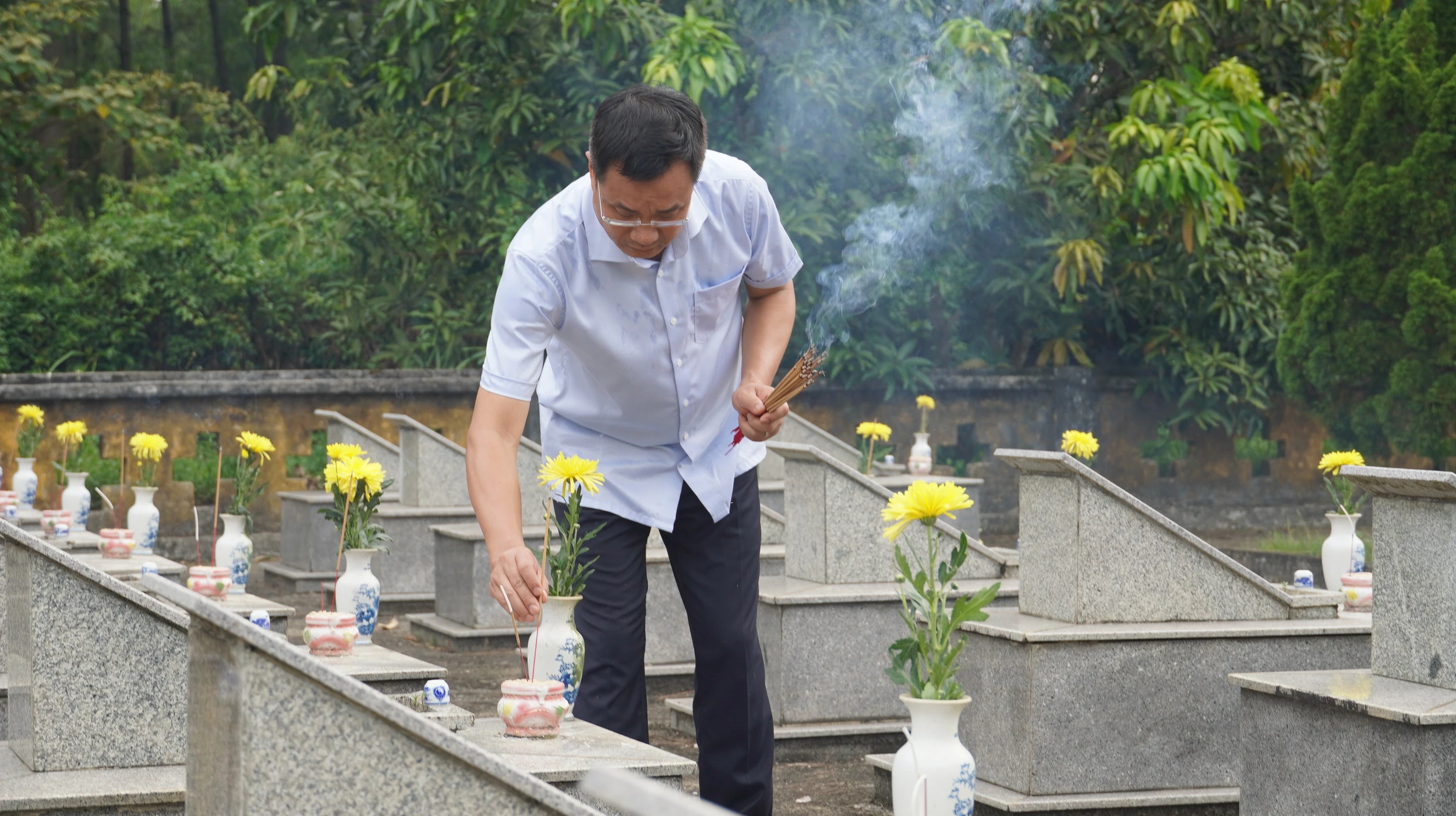 Lãnh đạo tỉnh dâng hương viếng các anh hùng liệt sĩ
