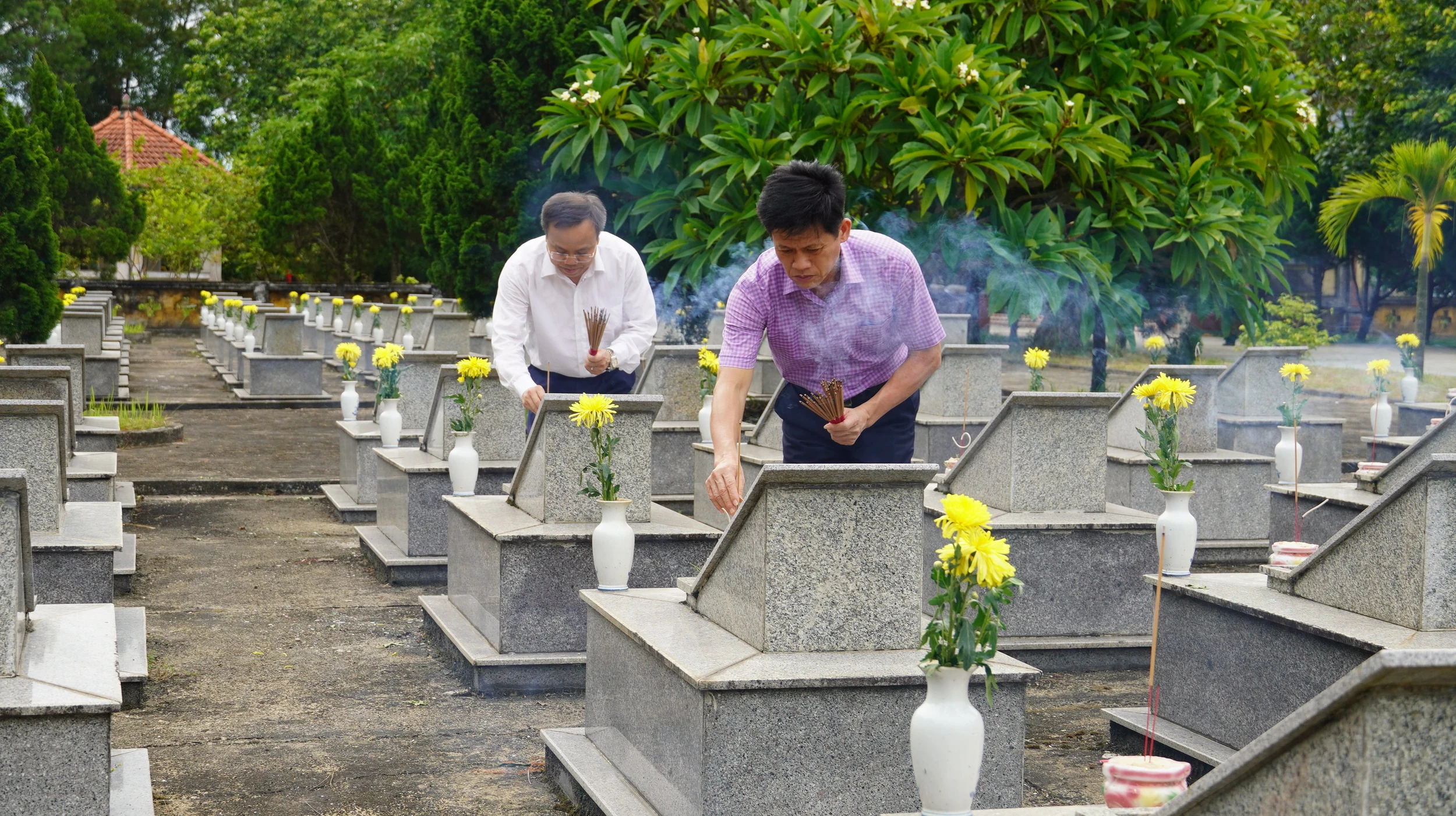 Lãnh đạo tỉnh dâng hương viếng các anh hùng liệt sĩ