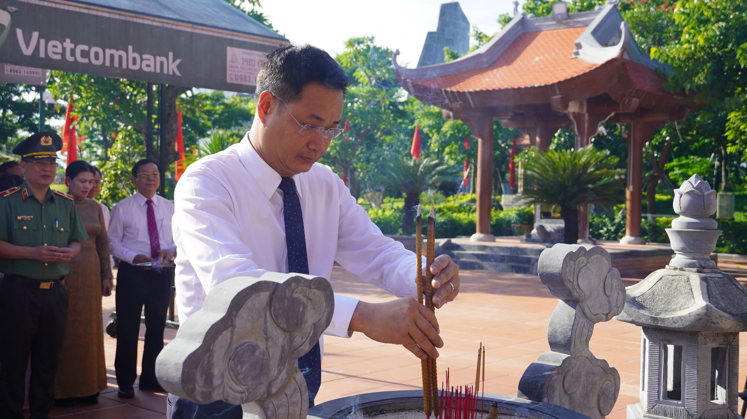 Lãnh đạo tỉnh dâng hương tại Đền thờ Bác Hồ và các Anh hùng liệt sĩ tỉnh