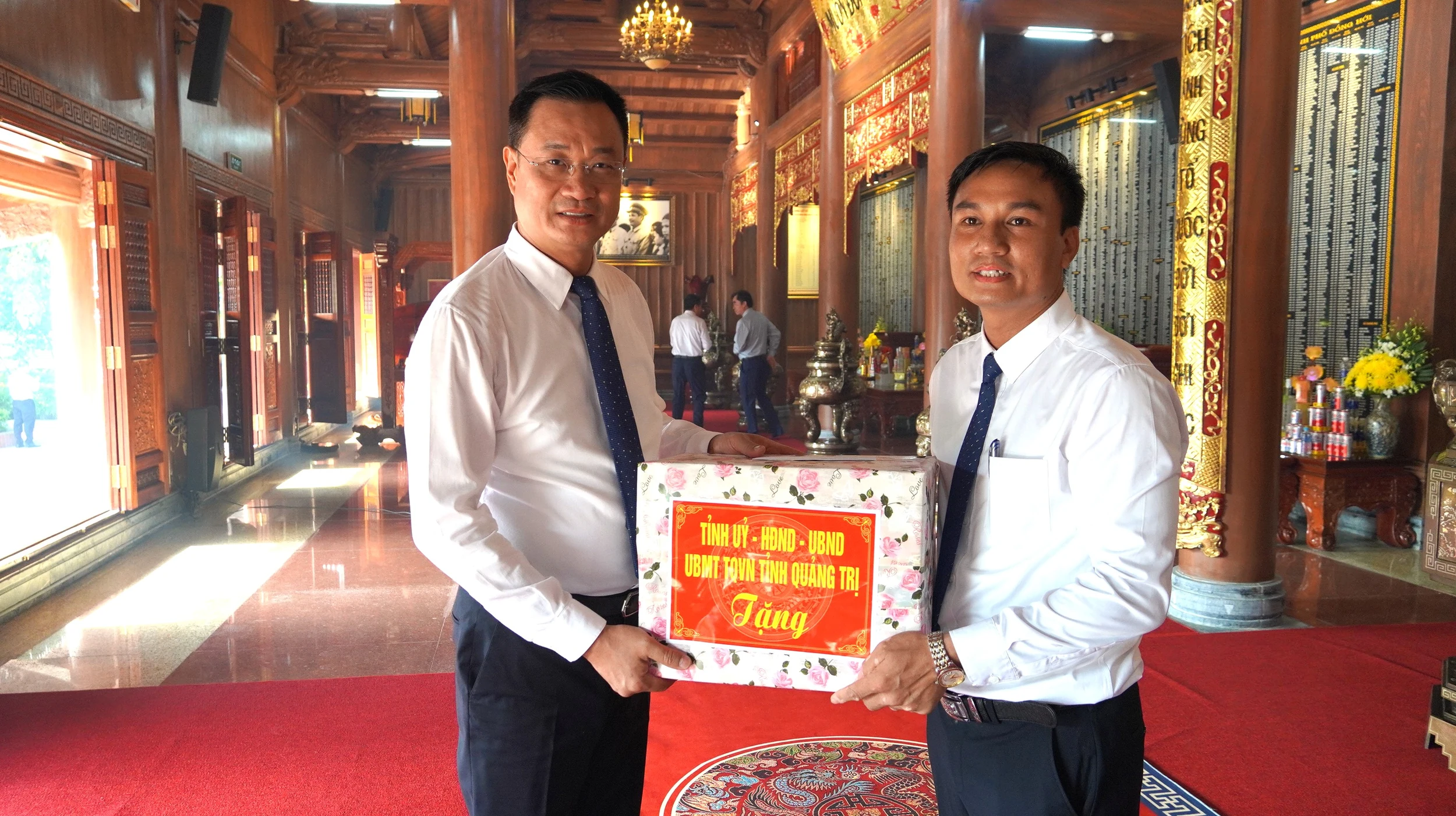 Lãnh đạo tỉnh dâng hương tại Đền thờ Bác Hồ và các Anh hùng liệt sĩ tỉnh