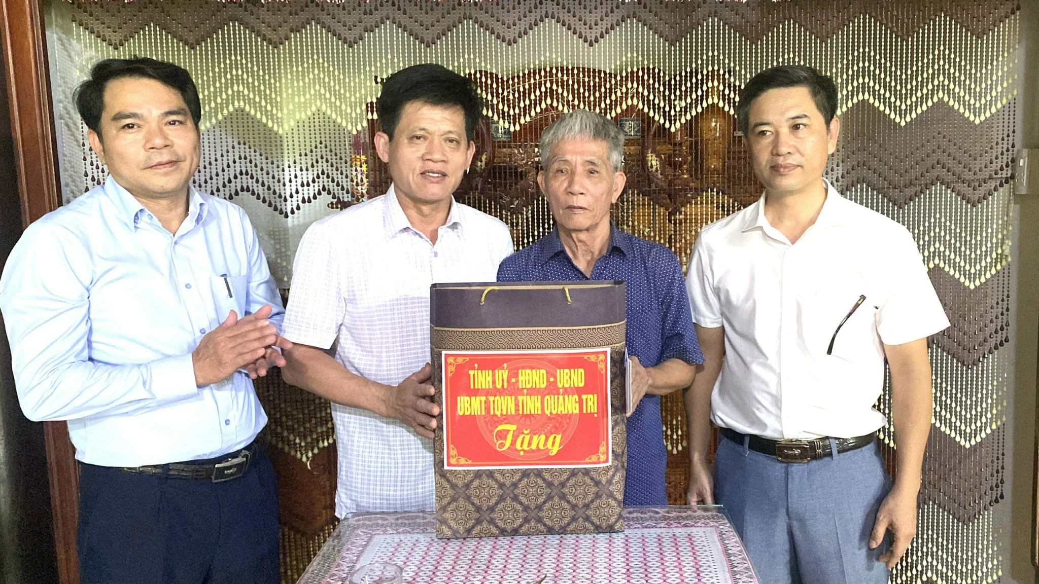 Lãnh đạo tỉnh thăm, tặng quà các gia đình chính sách