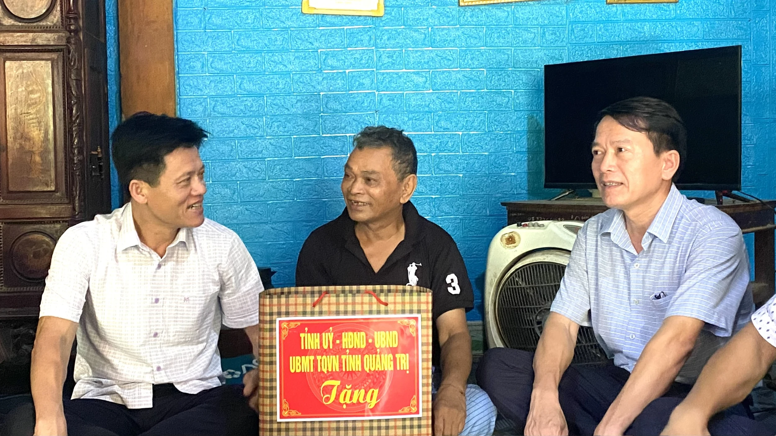 Lãnh đạo tỉnh thăm, tặng quà các gia đình chính sách