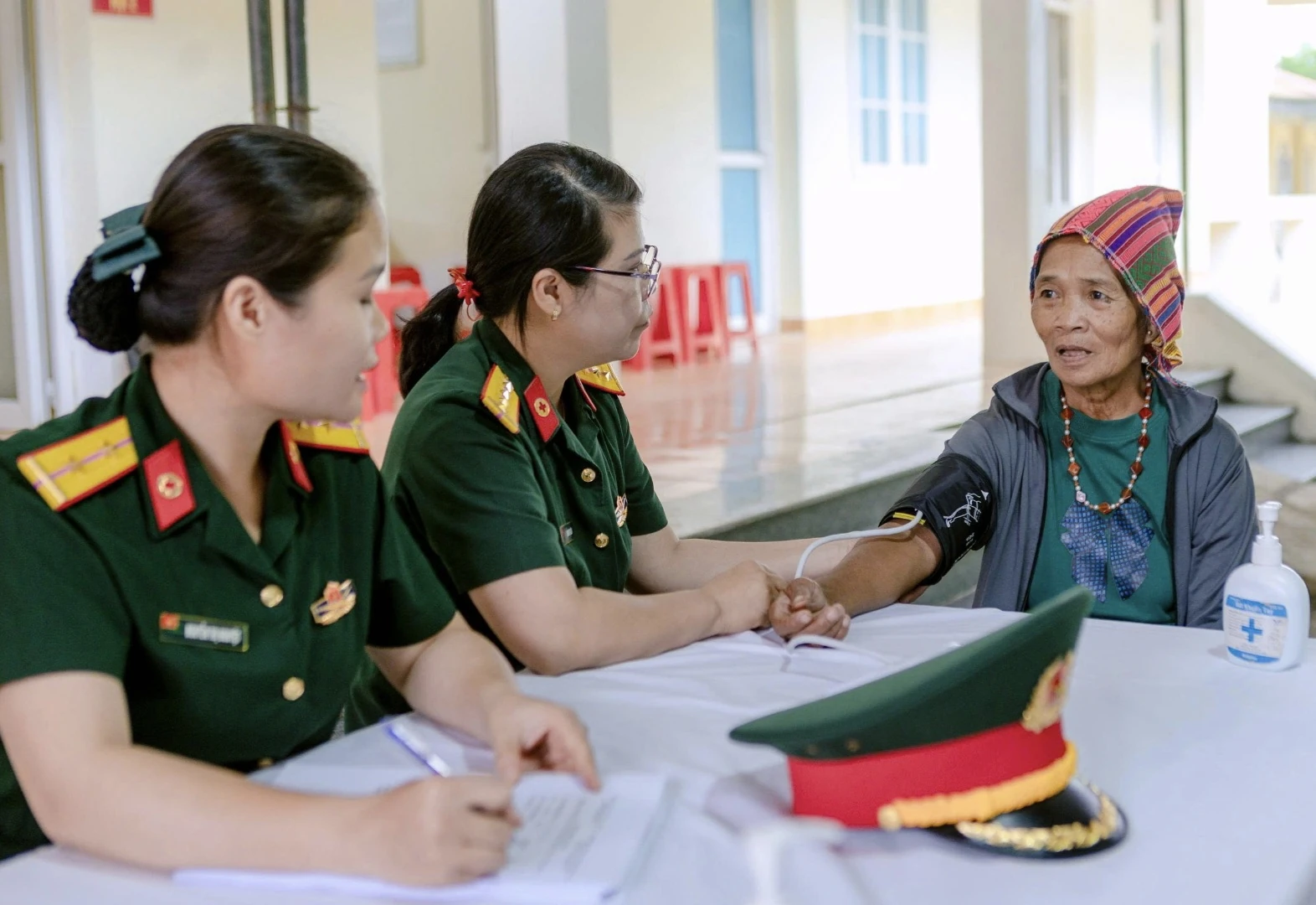 Cấp phát thuốc miễn phí và tặng quà cho đối tượng chính sách tại xã Hướng Hiệp