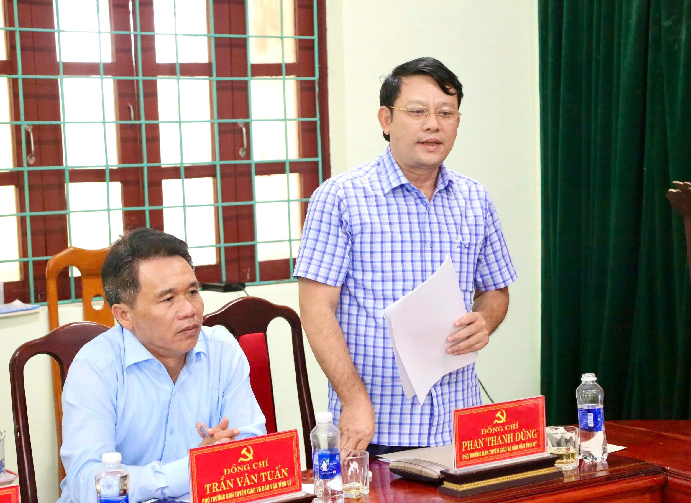 Trưởng ban Tuyên giáo và Dân vận Tỉnh ủy Trương An Ninh làm việc với xã Tân Gianh về công tác chuẩn bị đại hội