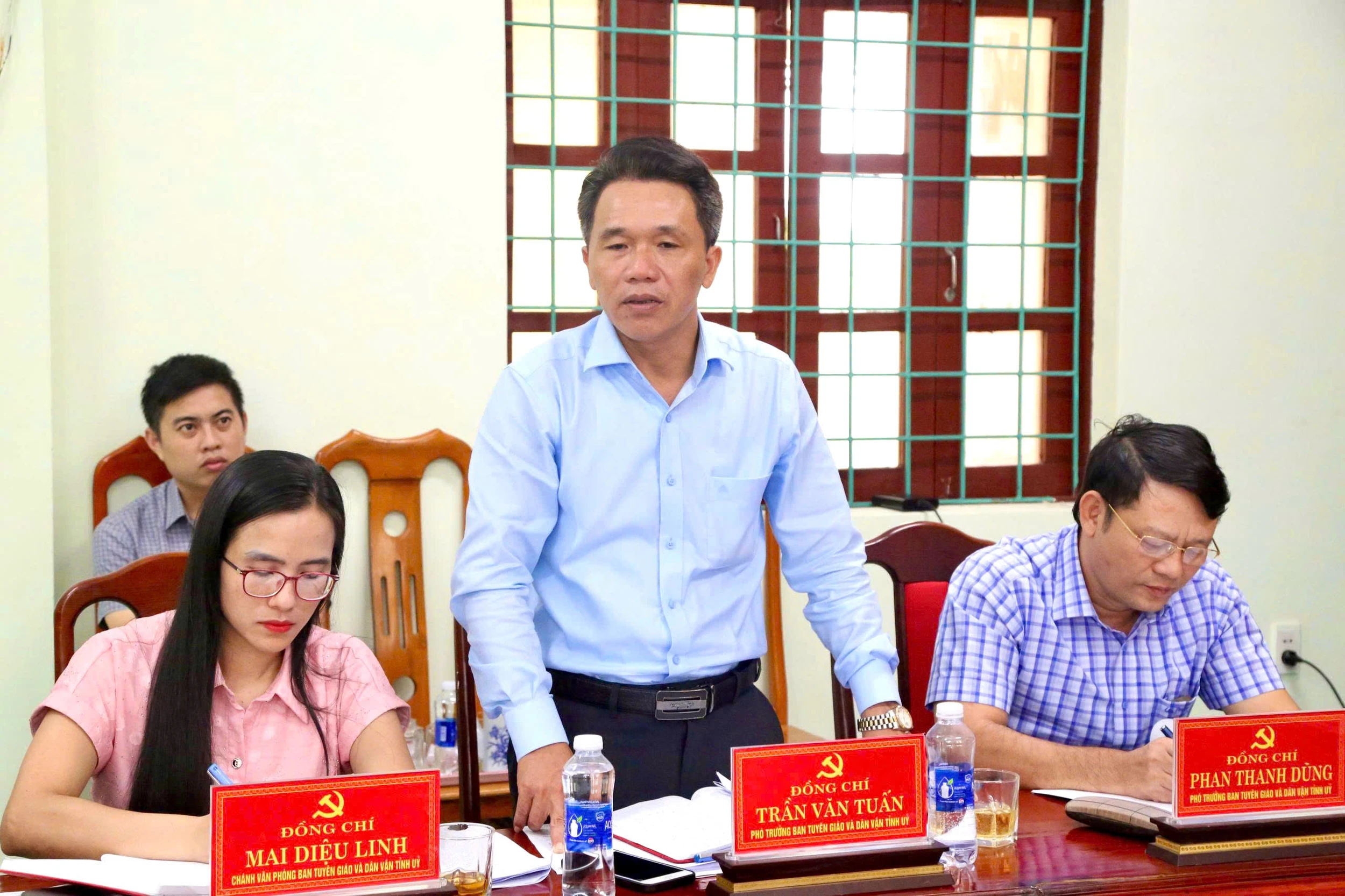 Trưởng ban Tuyên giáo và Dân vận Tỉnh ủy Trương An Ninh làm việc với xã Tân Gianh về công tác chuẩn bị đại hội