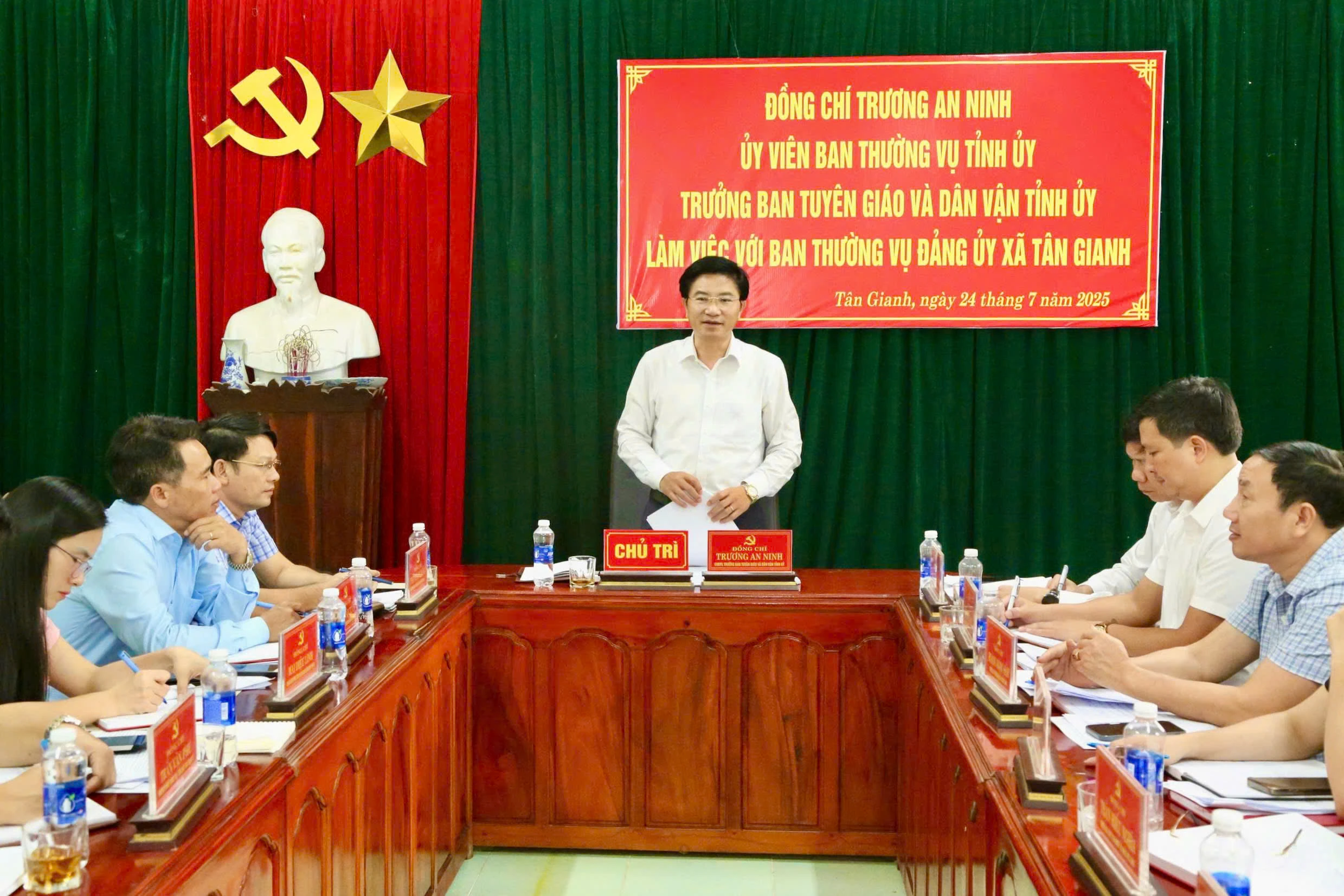 Trưởng ban Tuyên giáo và Dân vận Tỉnh ủy Trương An Ninh làm việc với xã Tân Gianh về công tác chuẩn bị đại hội