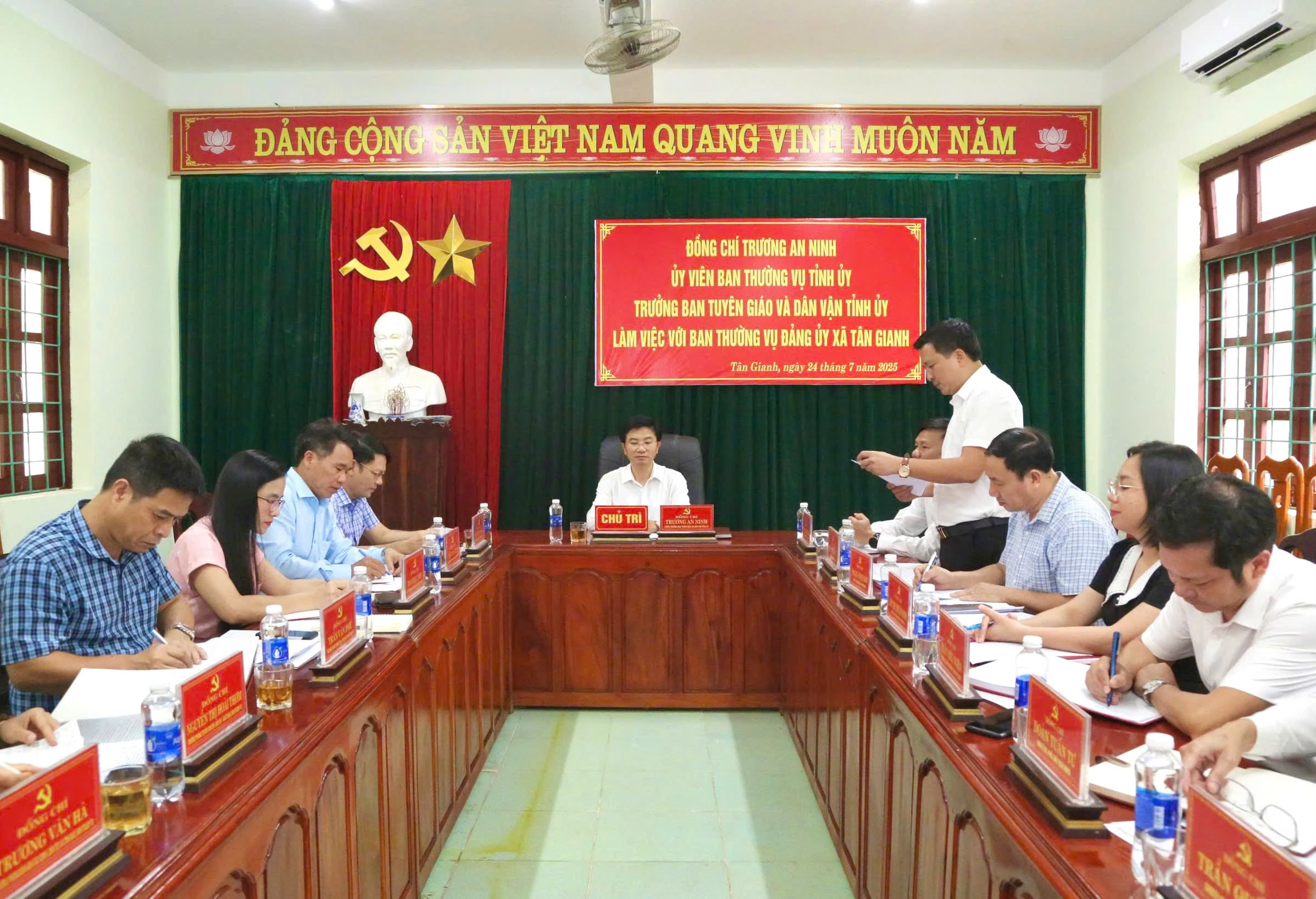 Trưởng ban Tuyên giáo và Dân vận Tỉnh ủy Trương An Ninh làm việc với xã Tân Gianh về công tác chuẩn bị đại hội