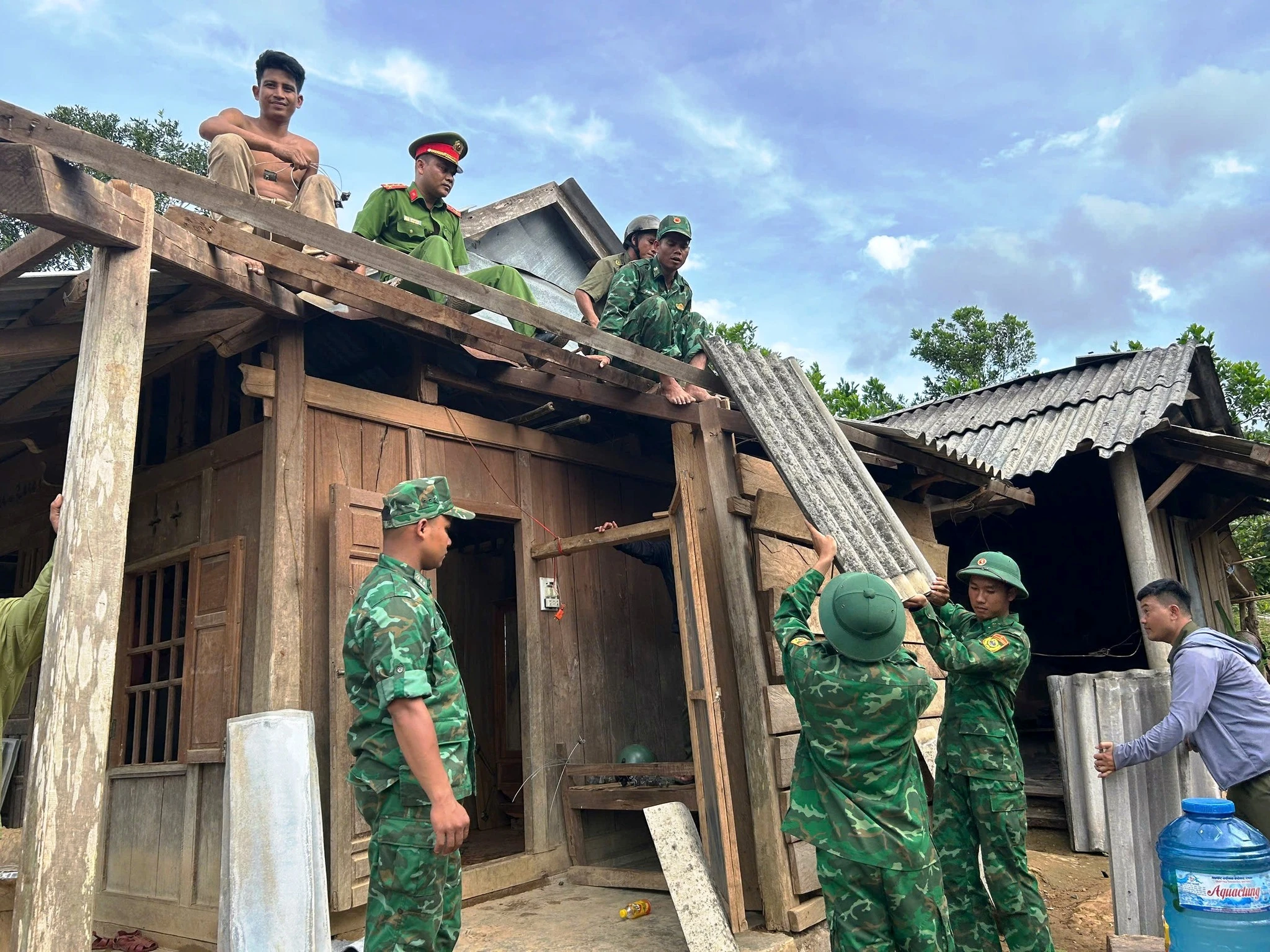 Xã La Lay: Huy động lực lượng giúp dân sửa chữa nhà sau bão số 3