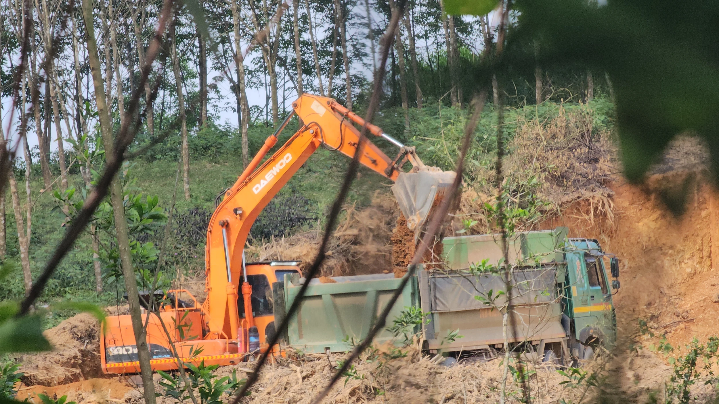 Xử phạt hơn 194 triệu đồng đối tượng khai thác đất trái phép trong khu dân cư