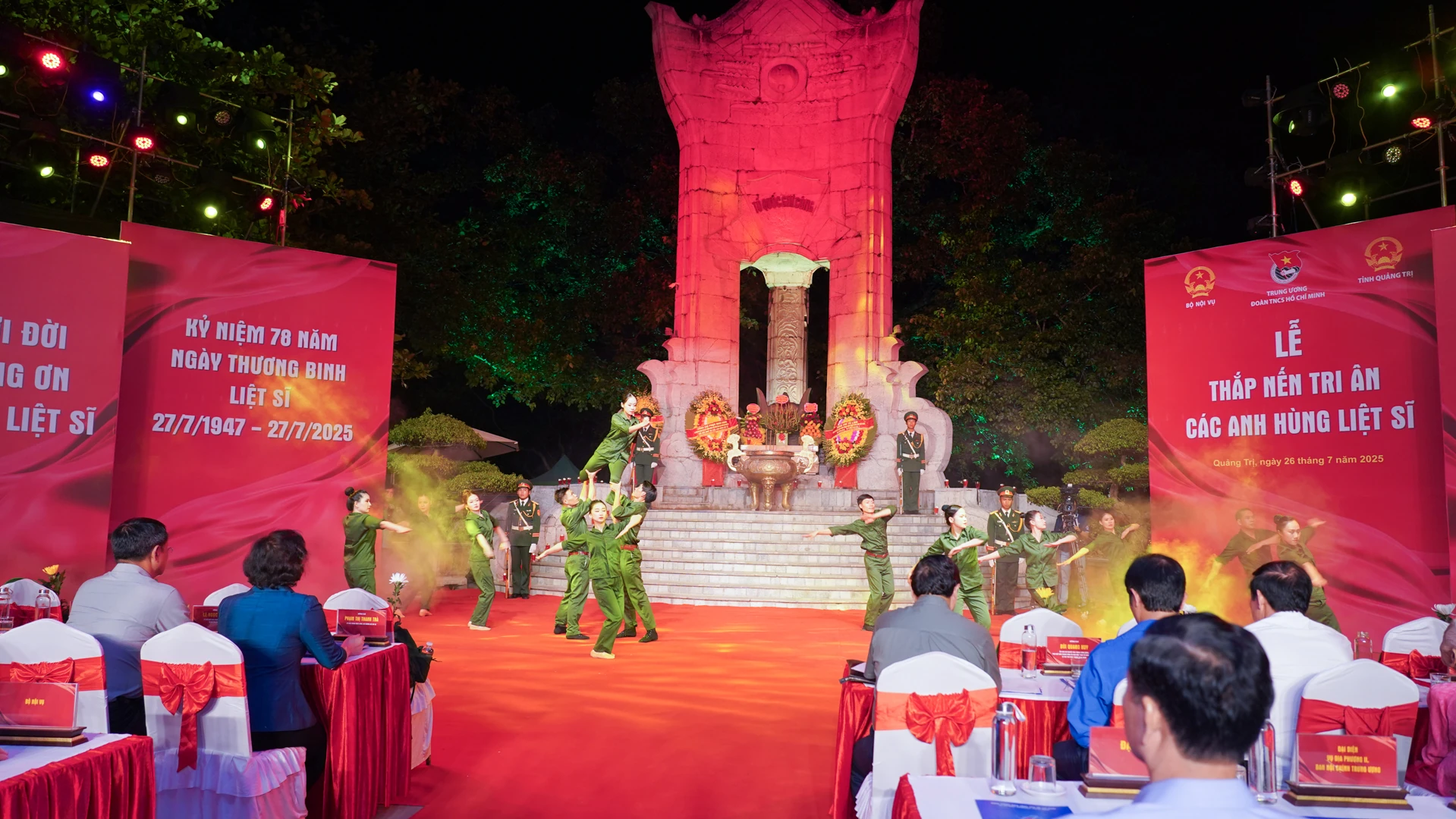 Thủ tướng Chính phủ Phạm Minh Chính tham dự lễ thắp nến tri ân các anh hùng liệt sĩ cấp quốc gia tại Quảng Trị
