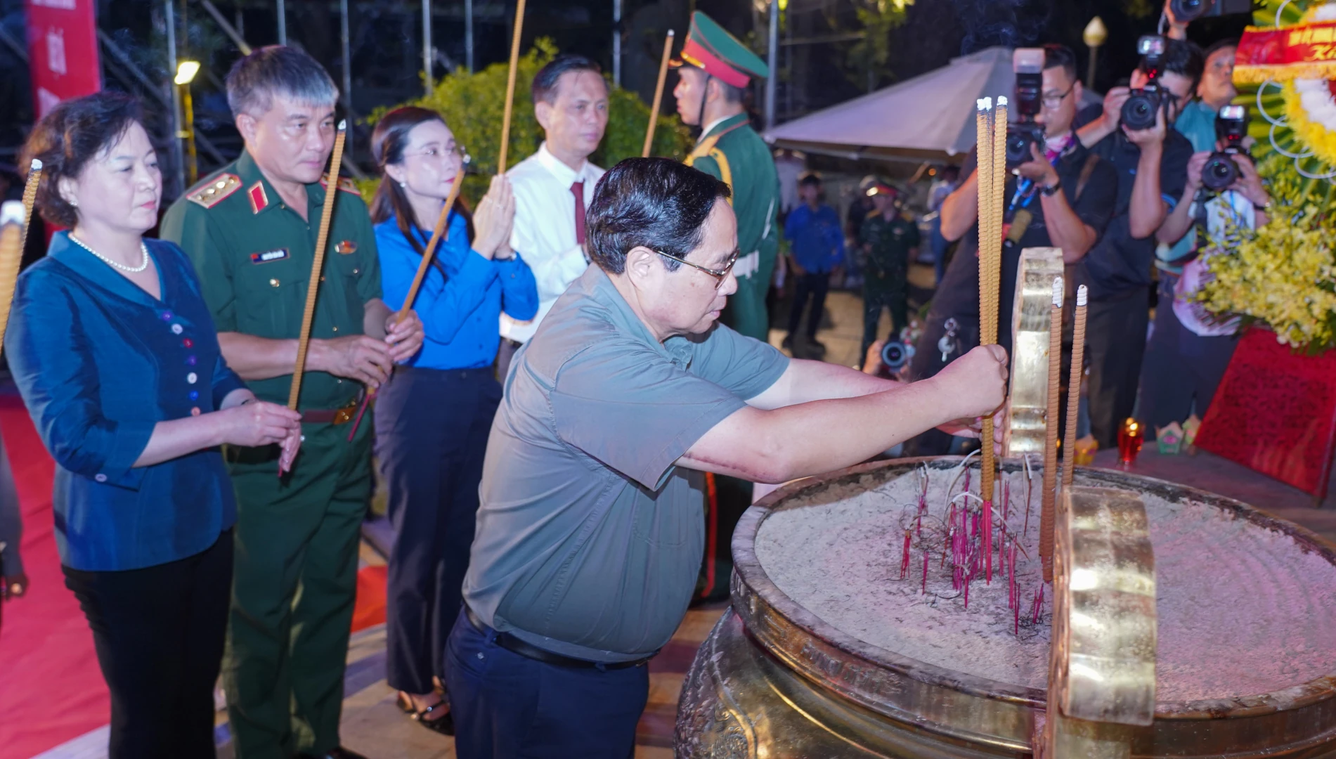 Thủ tướng Chính phủ Phạm Minh Chính tham dự lễ thắp nến tri ân các anh hùng liệt sĩ cấp quốc gia tại Quảng Trị