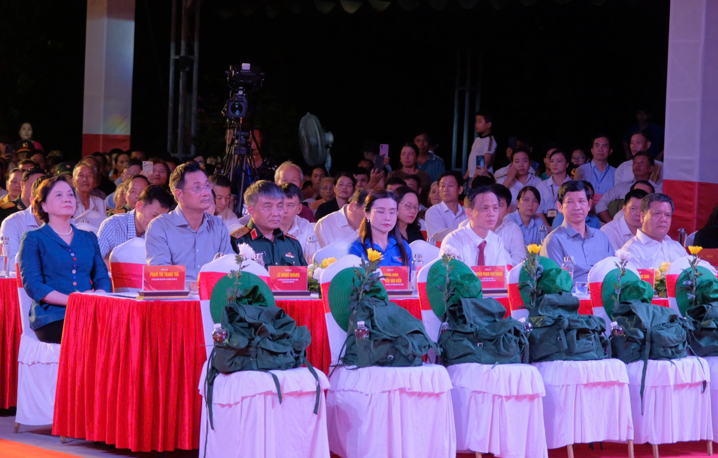 Thủ tướng Chính phủ Phạm Minh Chính tham dự lễ thắp nến tri ân các anh hùng liệt sĩ cấp quốc gia tại Quảng Trị