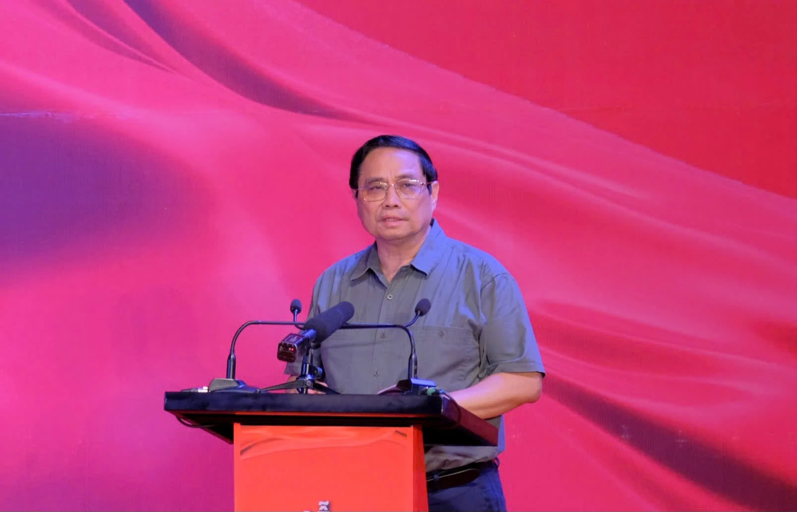 Thủ tướng Chính phủ Phạm Minh Chính tham dự lễ thắp nến tri ân các anh hùng liệt sĩ cấp quốc gia tại Quảng Trị