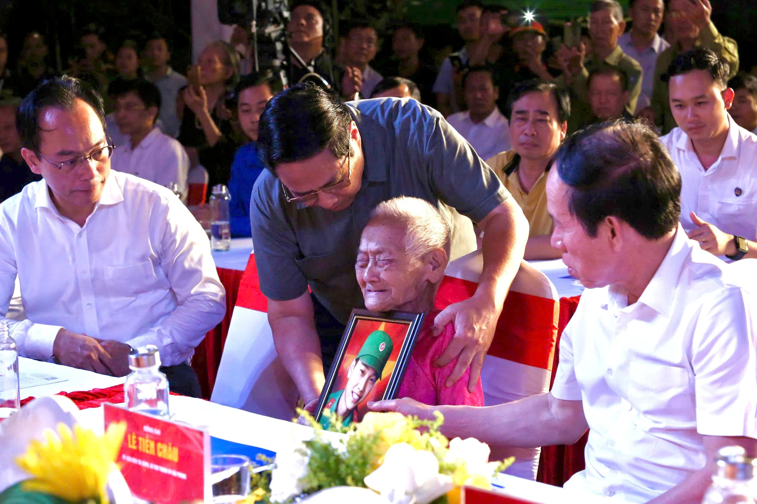 Thủ tướng Chính phủ Phạm Minh Chính tham dự lễ thắp nến tri ân các anh hùng liệt sĩ cấp quốc gia tại Quảng Trị