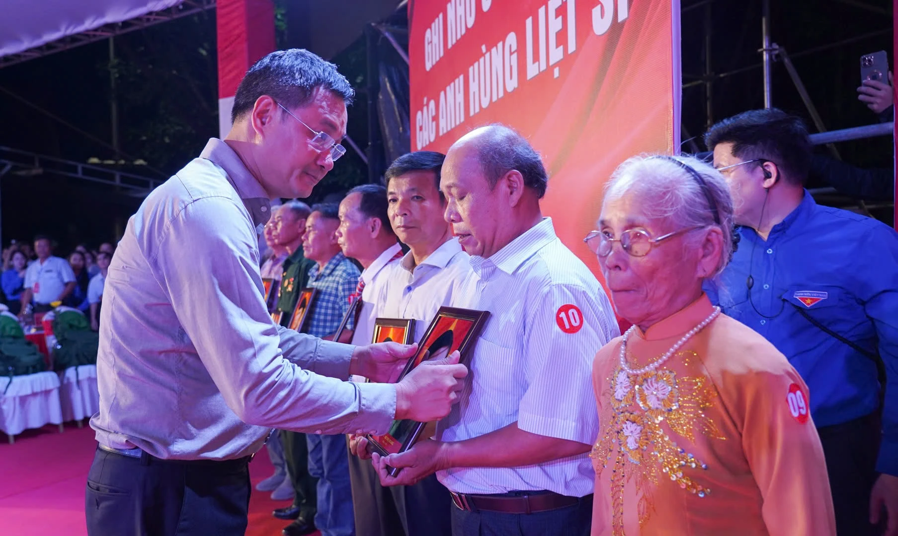 Thủ tướng Chính phủ Phạm Minh Chính tham dự lễ thắp nến tri ân các anh hùng liệt sĩ cấp quốc gia tại Quảng Trị