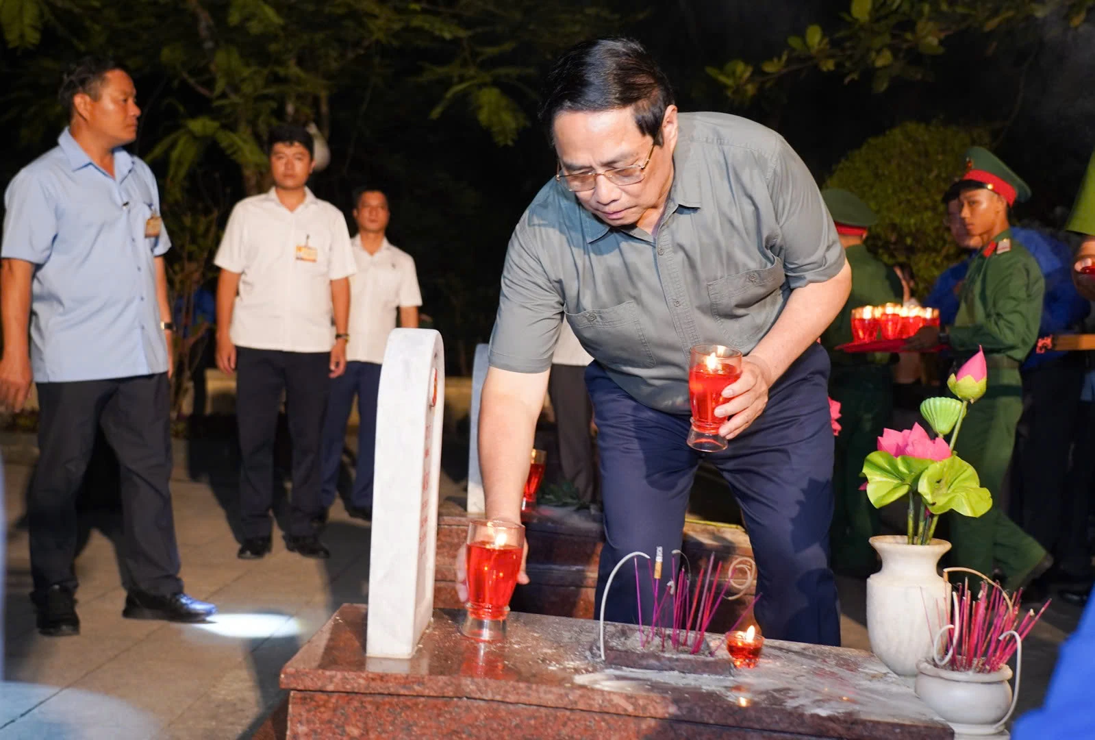 Thủ tướng Chính phủ Phạm Minh Chính tham dự lễ thắp nến tri ân các anh hùng liệt sĩ cấp quốc gia tại Quảng Trị