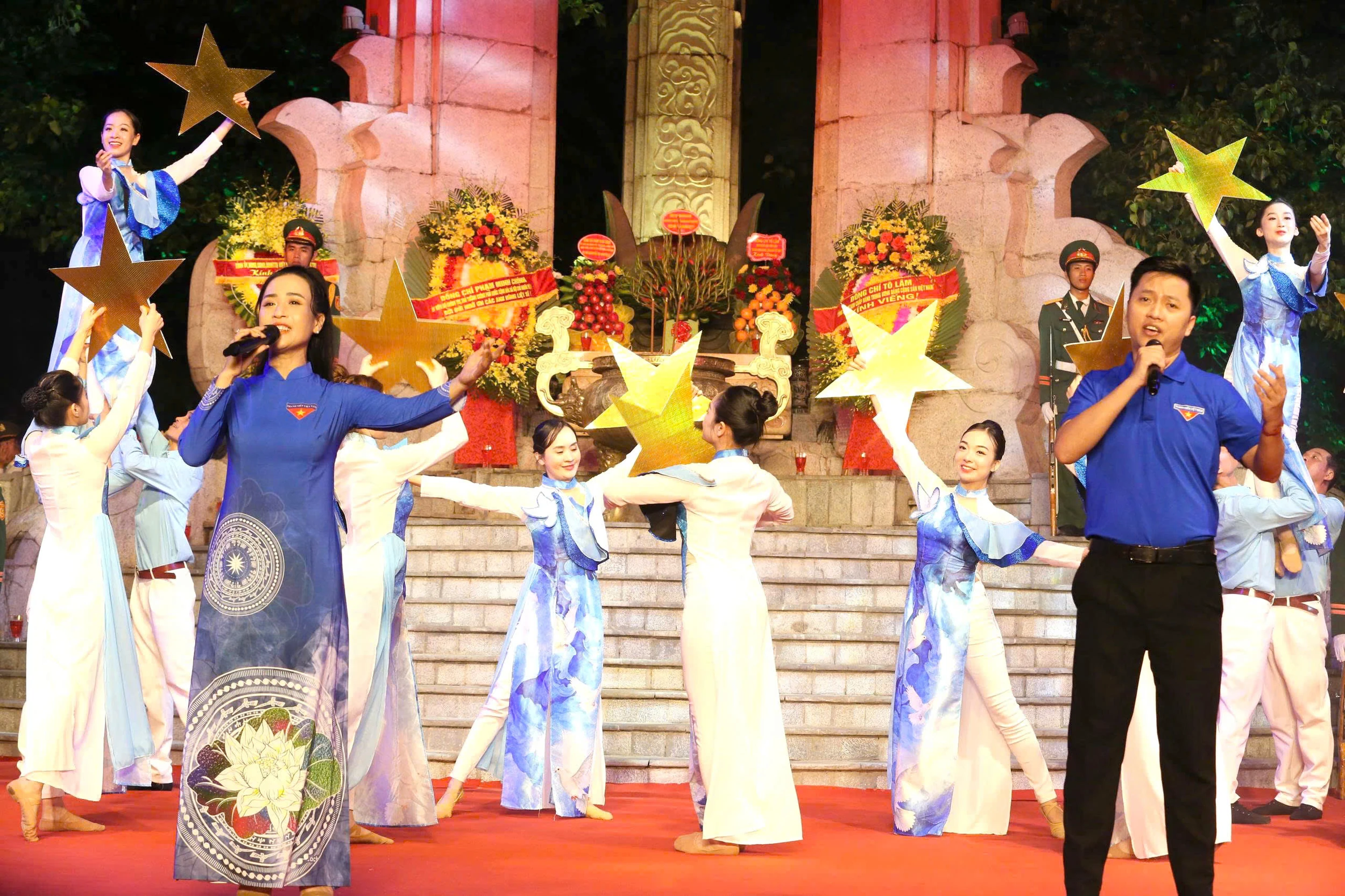 Thủ tướng Chính phủ Phạm Minh Chính tham dự lễ thắp nến tri ân các anh hùng liệt sĩ cấp quốc gia tại Quảng Trị