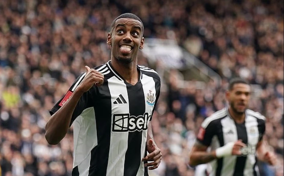Hai “ông lớn” bóng đá Anh rút khỏi cuộc đua giành Alexander Isak