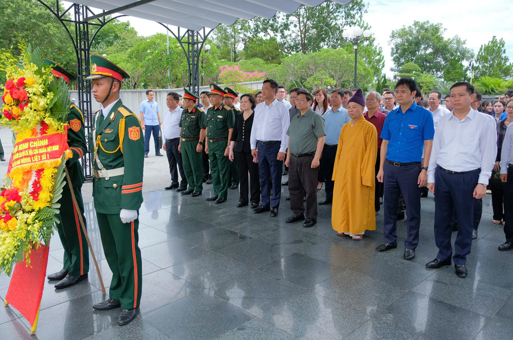 Prime Minister pays tribute to fallen heroes in Quang Tri