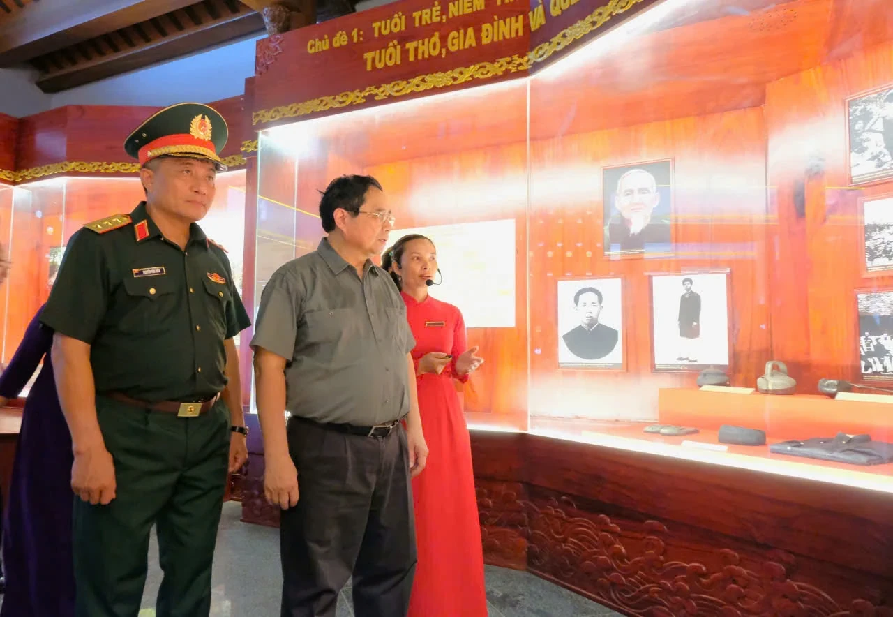 Prime Minister pays tribute to fallen heroes in Quang Tri